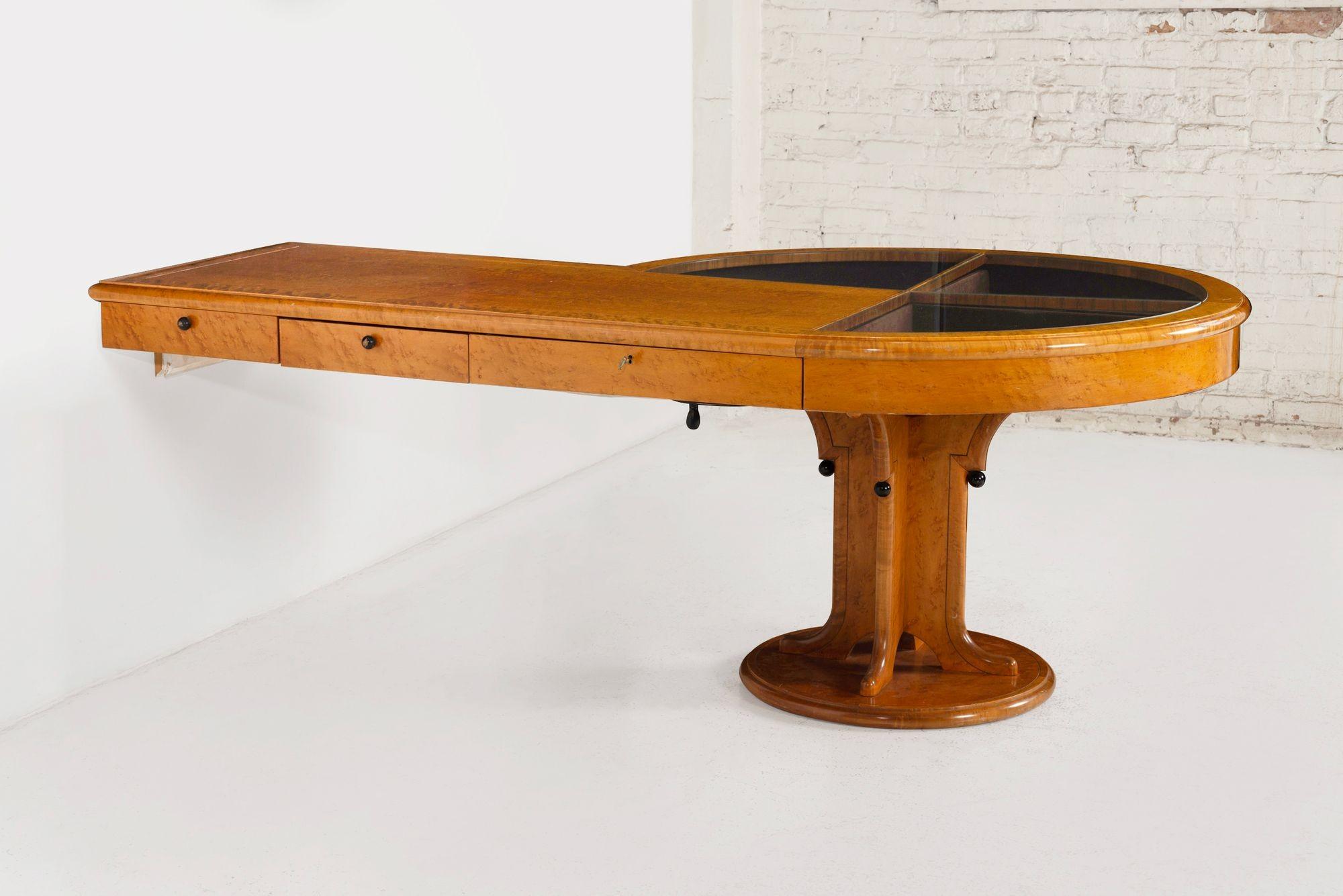 Michael Graves Unique Burl Maple Pedestal Vitrine Desk, 1990c.
Einzigartiger Vitrinentisch des Architekten und Designers Michael Graves. Das Möbelstück hat eine rechteckige Platte aus Wurzelahornfurnier über drei durchgehenden Schubladen. In der