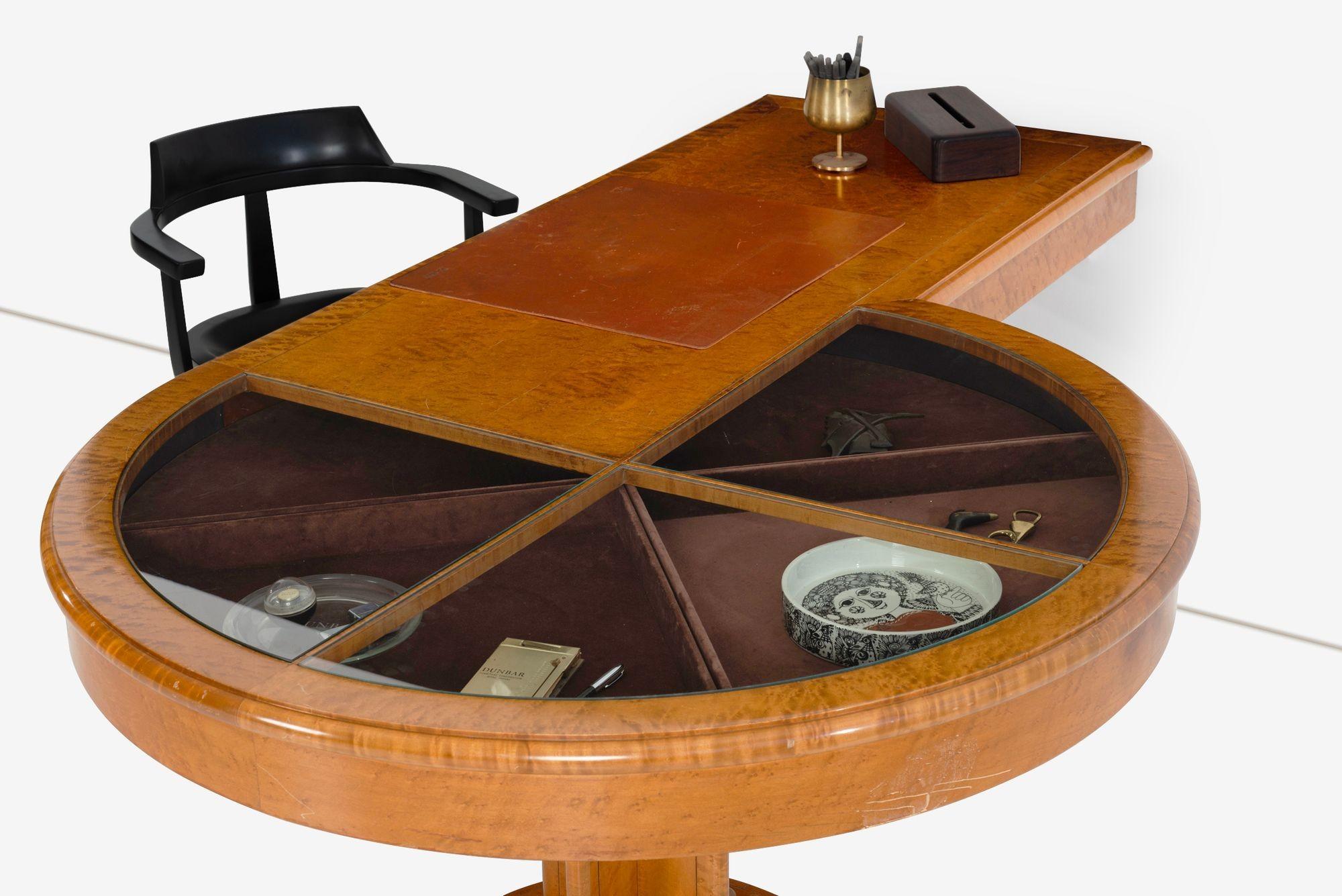 Michael Graves Unique Burl Maple Pedestal Vitrine Desk, 1990c. (Appliqué) im Angebot
