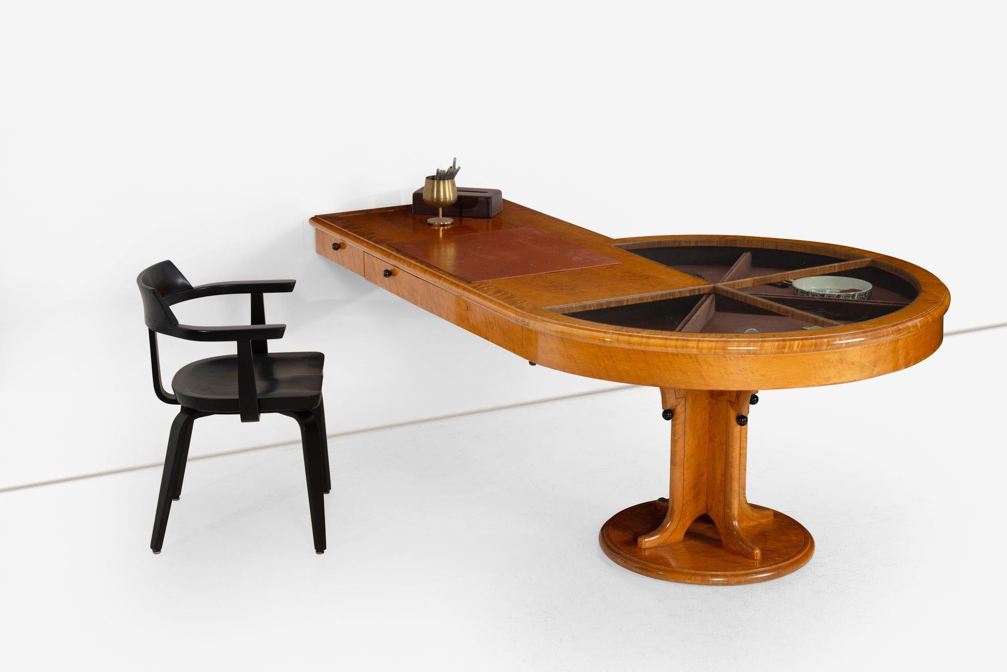 Michael Graves Unique Burl Maple Pedestal Vitrine Desk, 1990c. im Zustand „Gut“ im Angebot in Chicago, IL