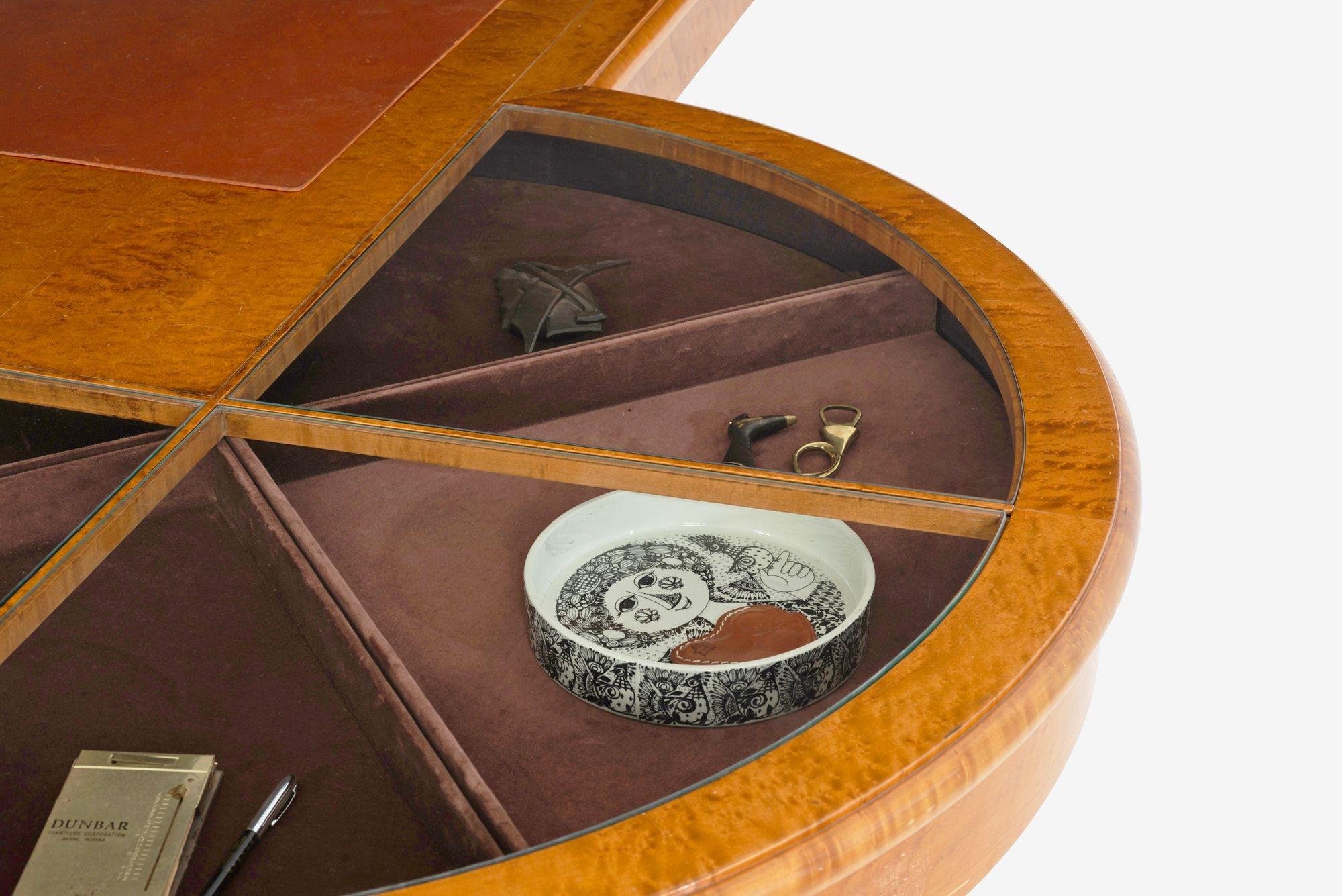 Michael Graves Unique Burl Maple Pedestal Vitrine Desk, 1990c. (Ende des 20. Jahrhunderts) im Angebot