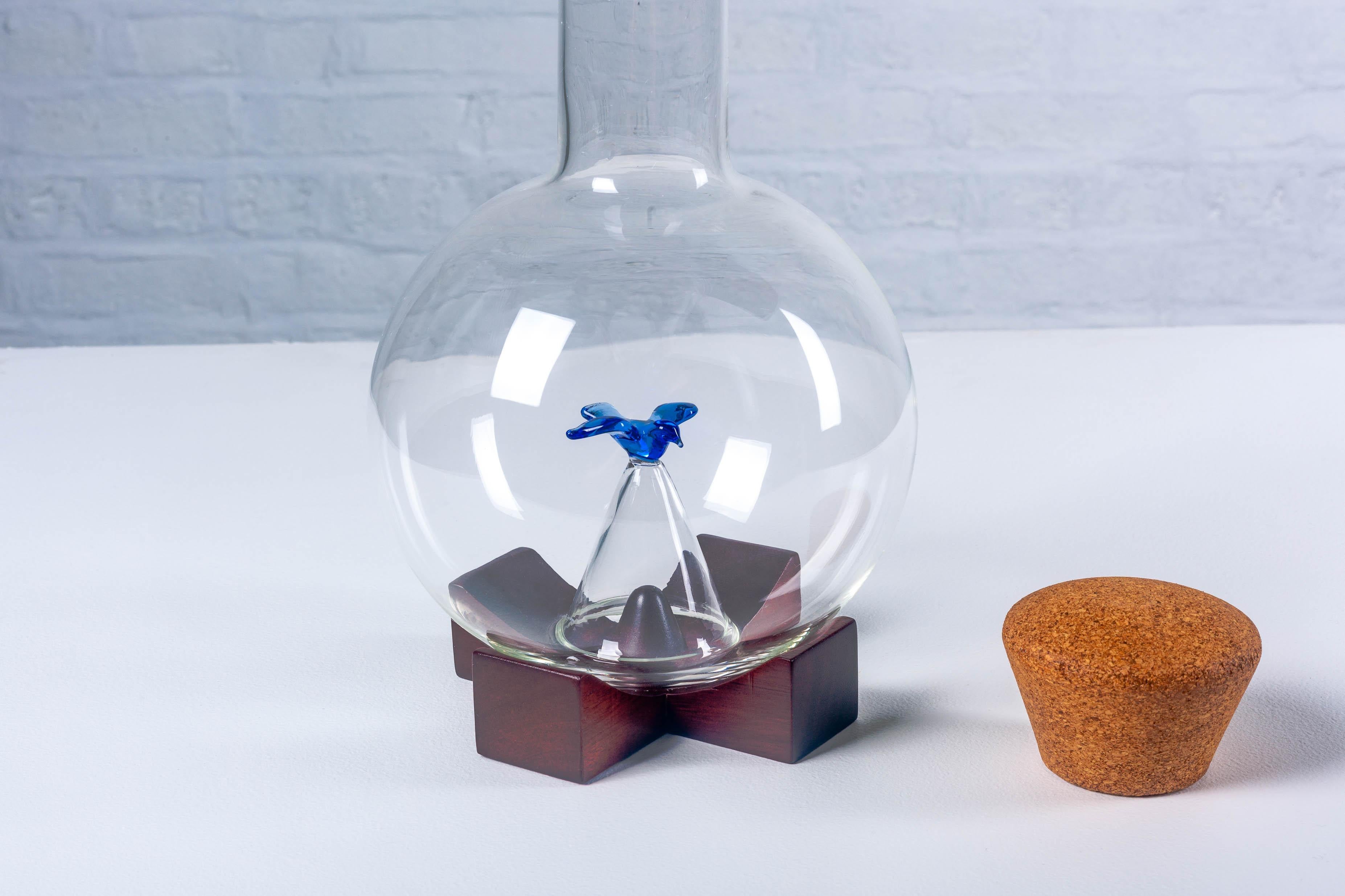Michael Graves Weinkaraffe aus mundgeblasenem Glas mit blauem Vogelaugenahorn im Angebot 4