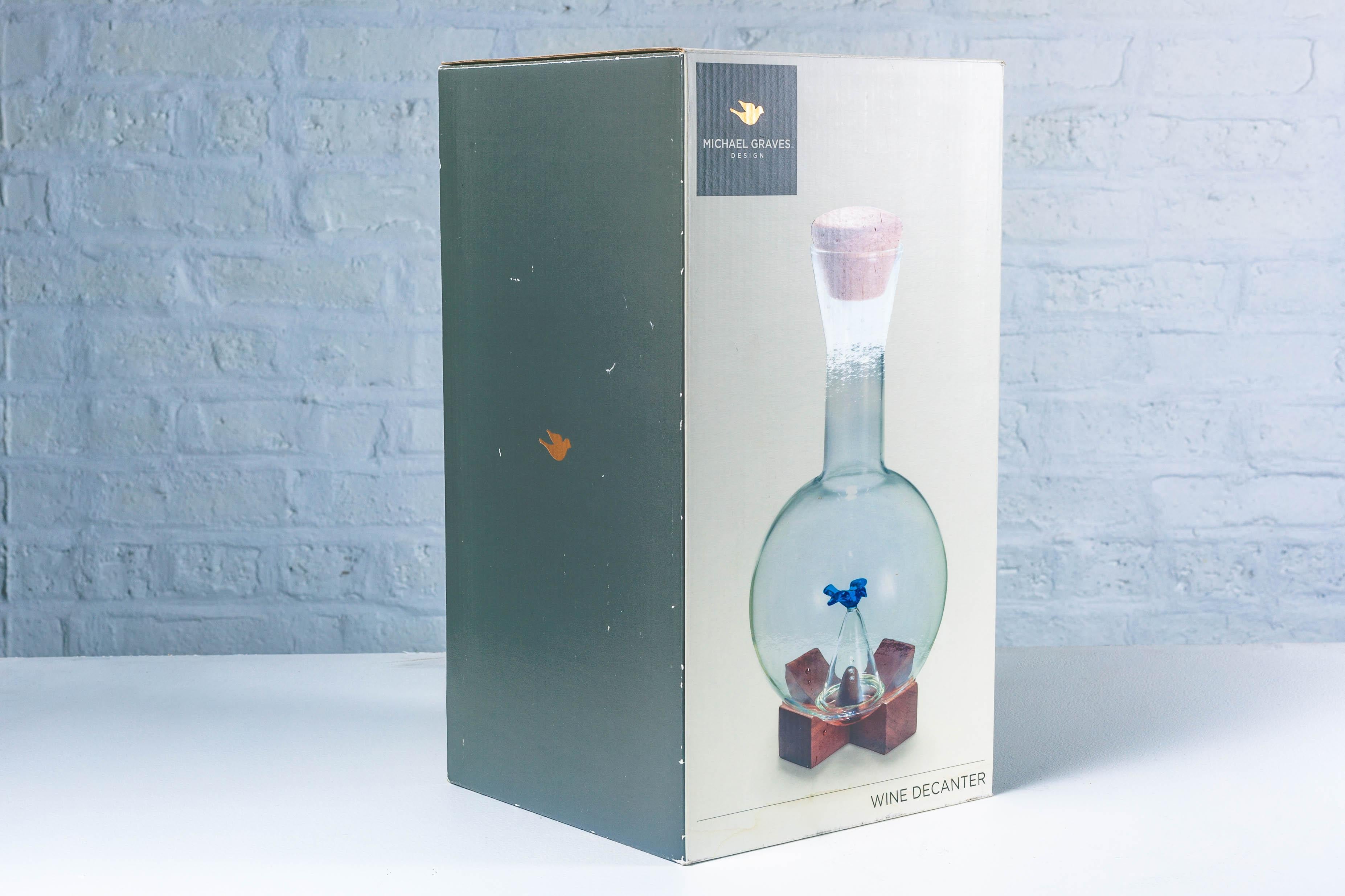 Michael Graves Weinkaraffe aus mundgeblasenem Glas mit blauem Vogelaugenahorn im Angebot 1