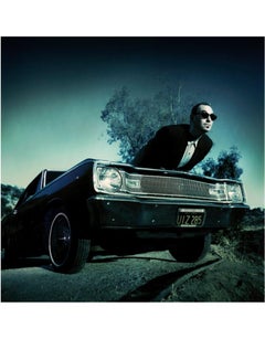 Barry Yourgrau - Posa per un ritratto in cima al cofano di un'auto, 1991