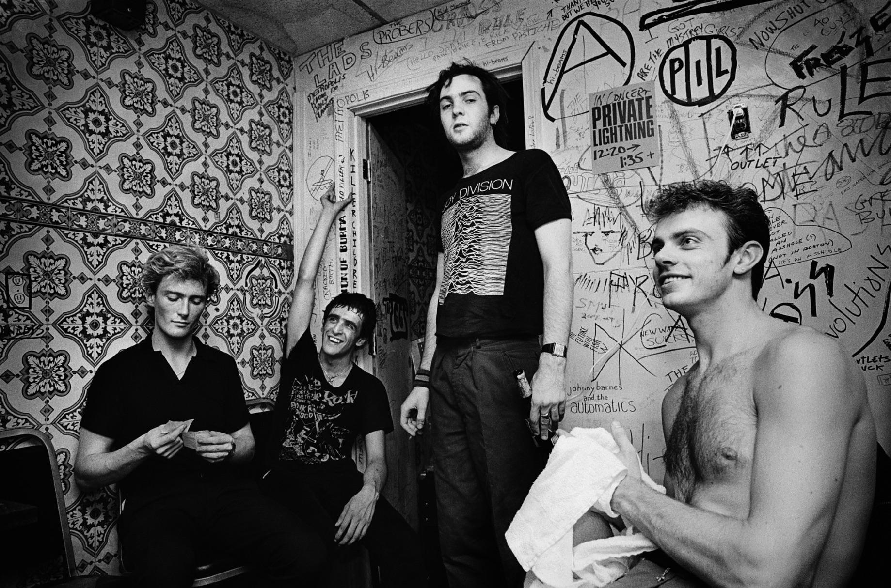 Michael Grecco Portrait Photograph – Killing Joke - Hinter der Bühne, Boston, Massachusetts 1980