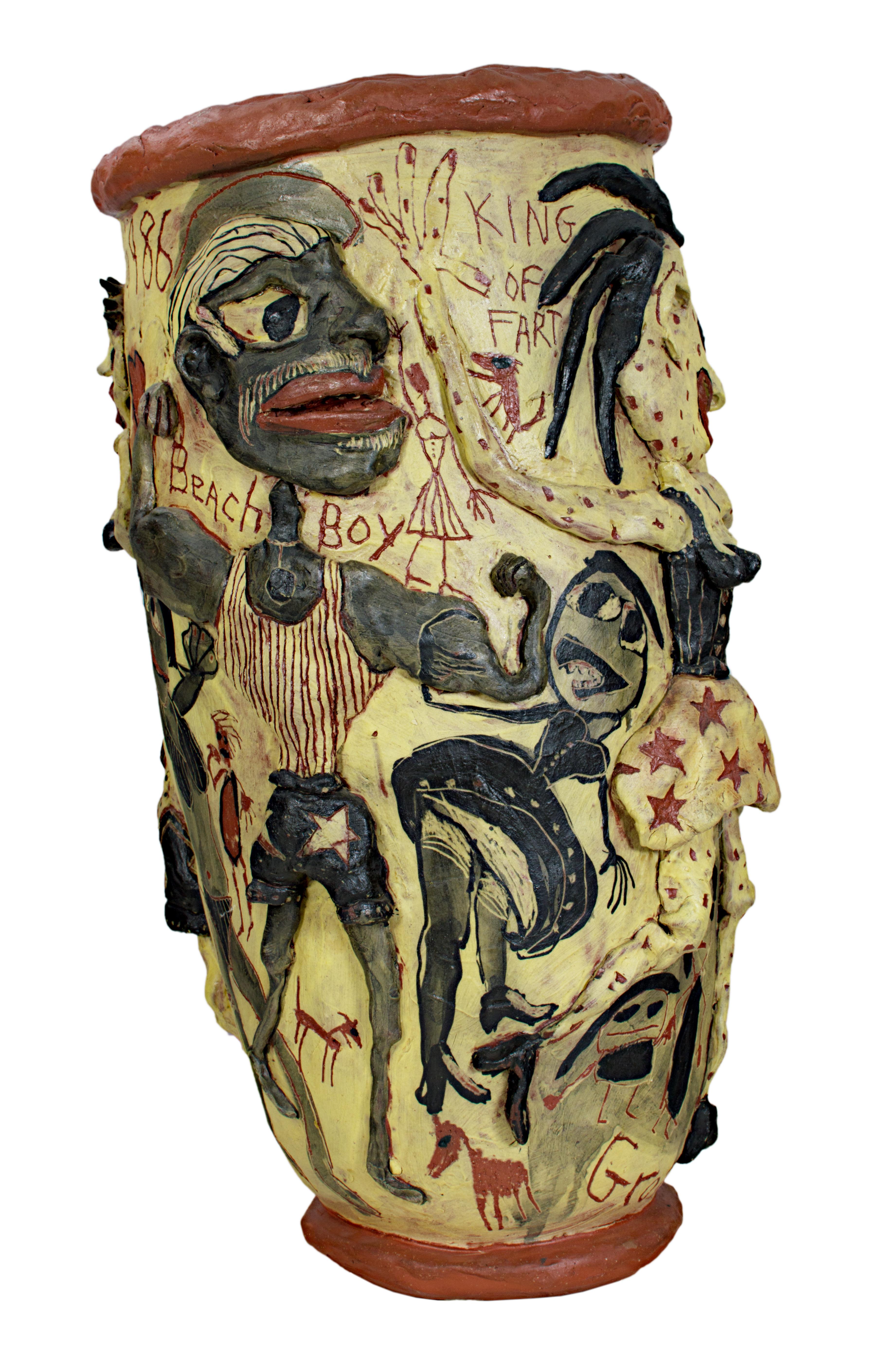 Les sculptures en céramique de l'artiste du Wisconsin Michael Gross sont des récits personnels qui révèlent un mélange inhabituel de magie terrestre et de vitalité primitive. L'artiste travaille sous diverses formes, notamment des figurines, de