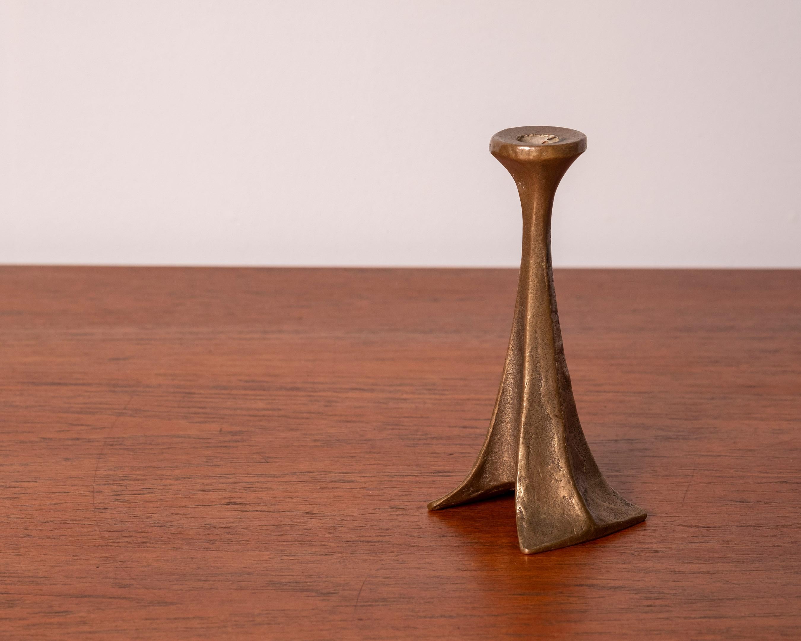 Dieser brutalistische Kerzenständer wurde in den 1970er Jahren von Michael Harjes entworfen und aus massiver Bronze gefertigt. Das Design ist wunderbar ausgearbeitet, man spürt, dass der Abguss für das Stück von den Händen des Künstlers geformt