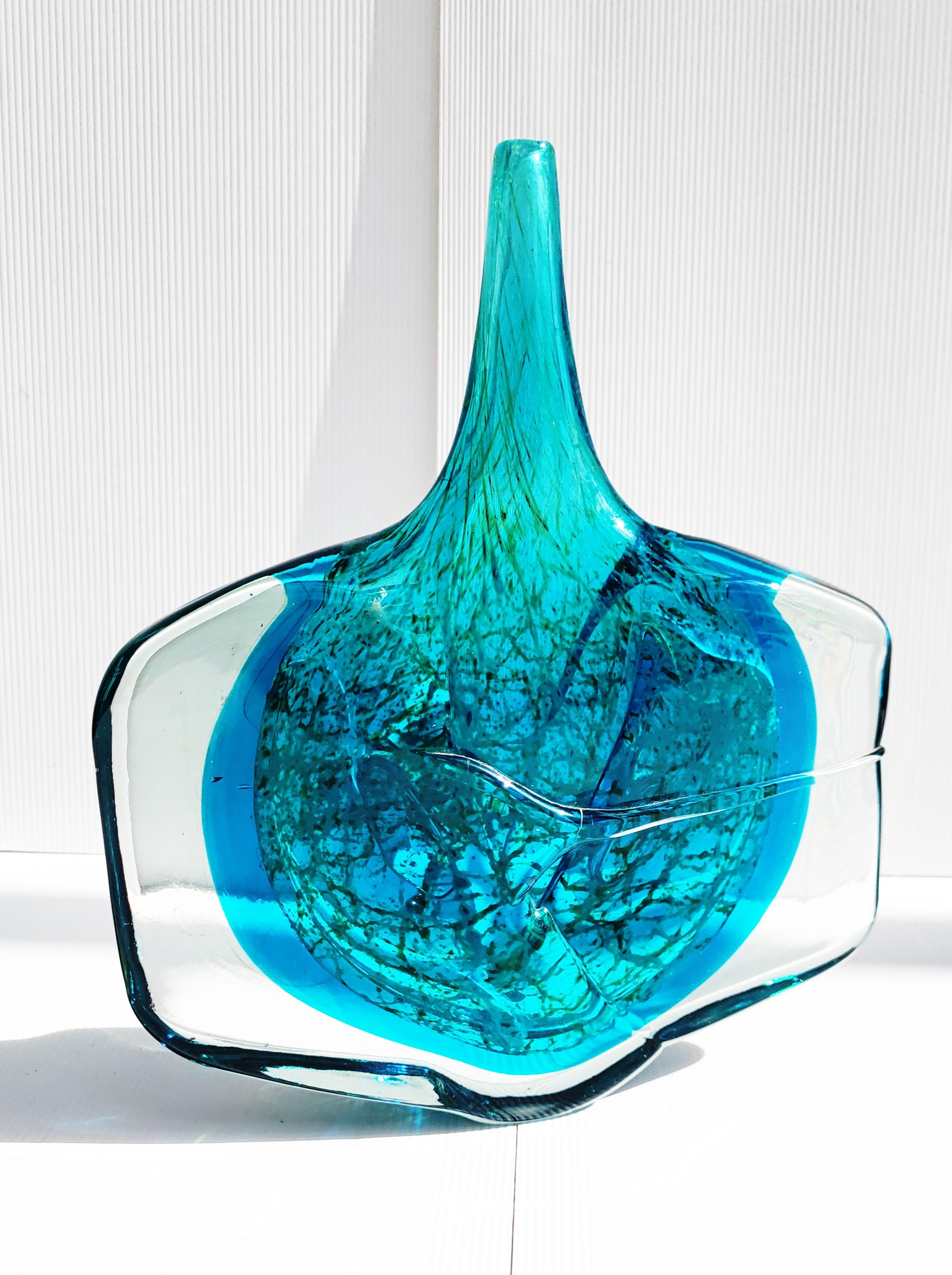 Magnifique et rare vase à tête de poisson de Michael Harris, fabriqué par Mdina Art Glass en Italie dans les années 1970. En parfait état vintage.