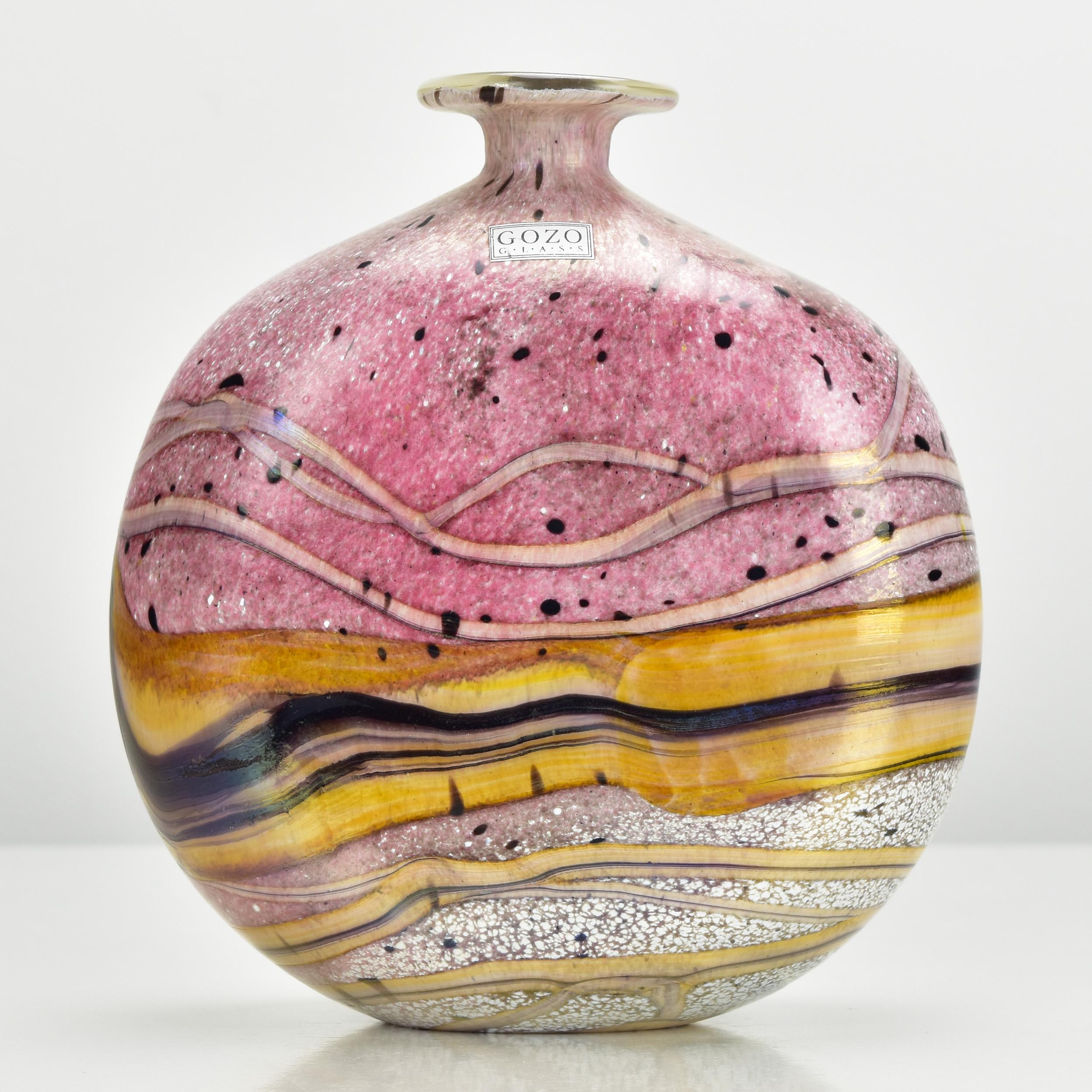 Wunderschöne Vase aus maltesischem Studio-Glas mit ungewöhnlichem Dekor.