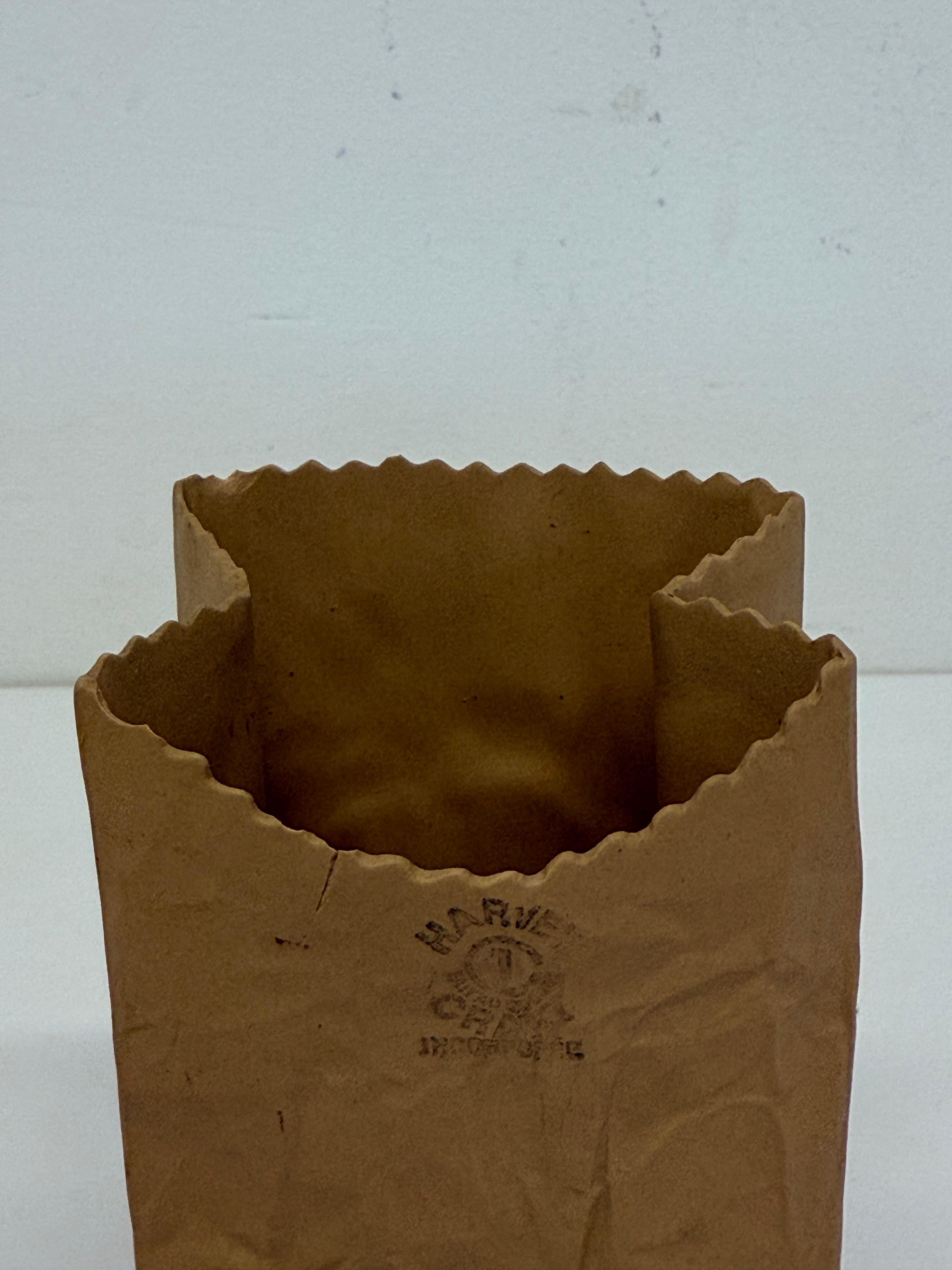 Scultura Pop Art di Michael Harvey in ceramica con sacchetto di carta marrone, anni '70 in vendita 4