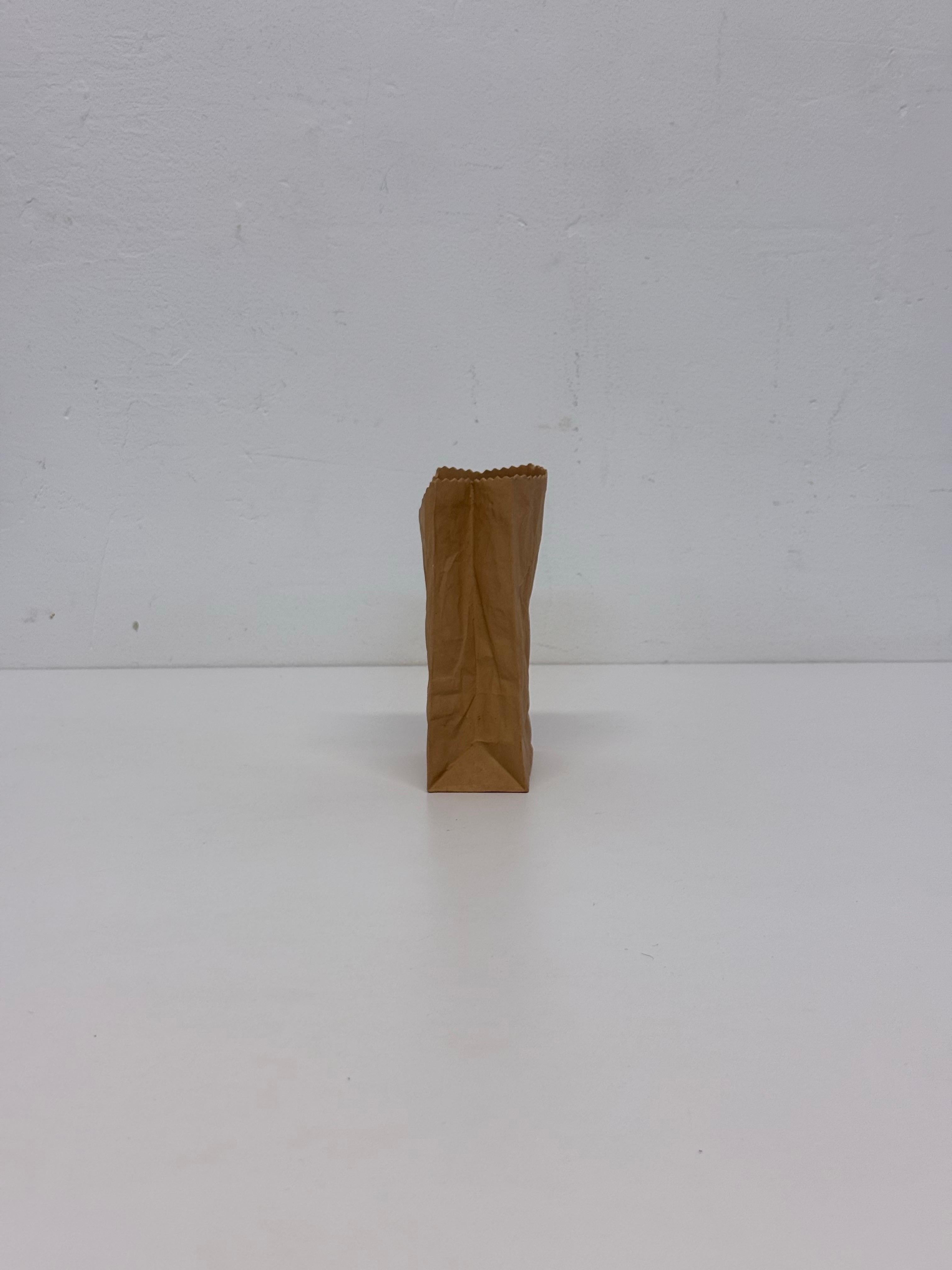 Mid-Century moderno Scultura Pop Art di Michael Harvey in ceramica con sacchetto di carta marrone, anni '70 in vendita