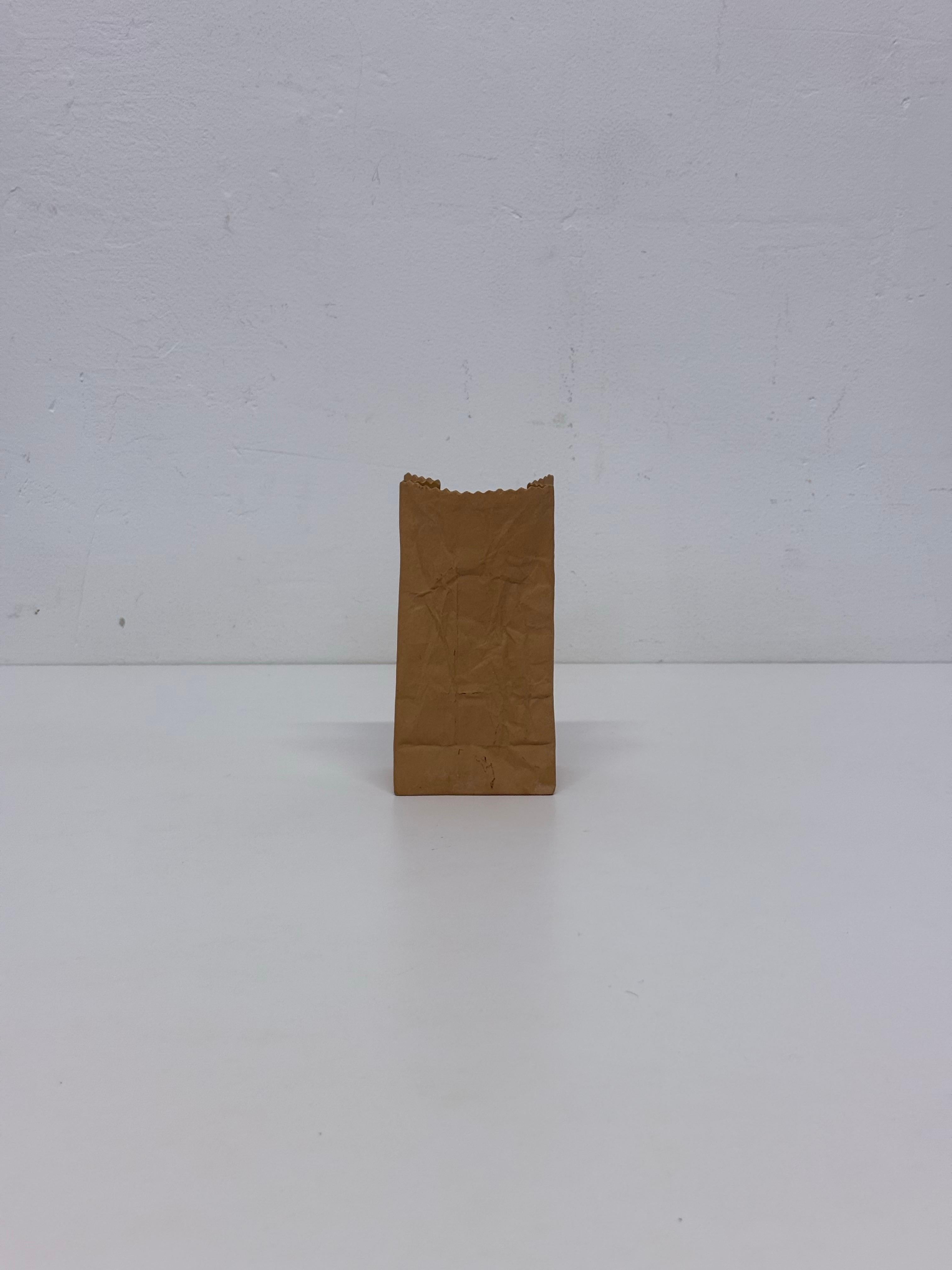 Canadese Scultura Pop Art di Michael Harvey in ceramica con sacchetto di carta marrone, anni '70 in vendita