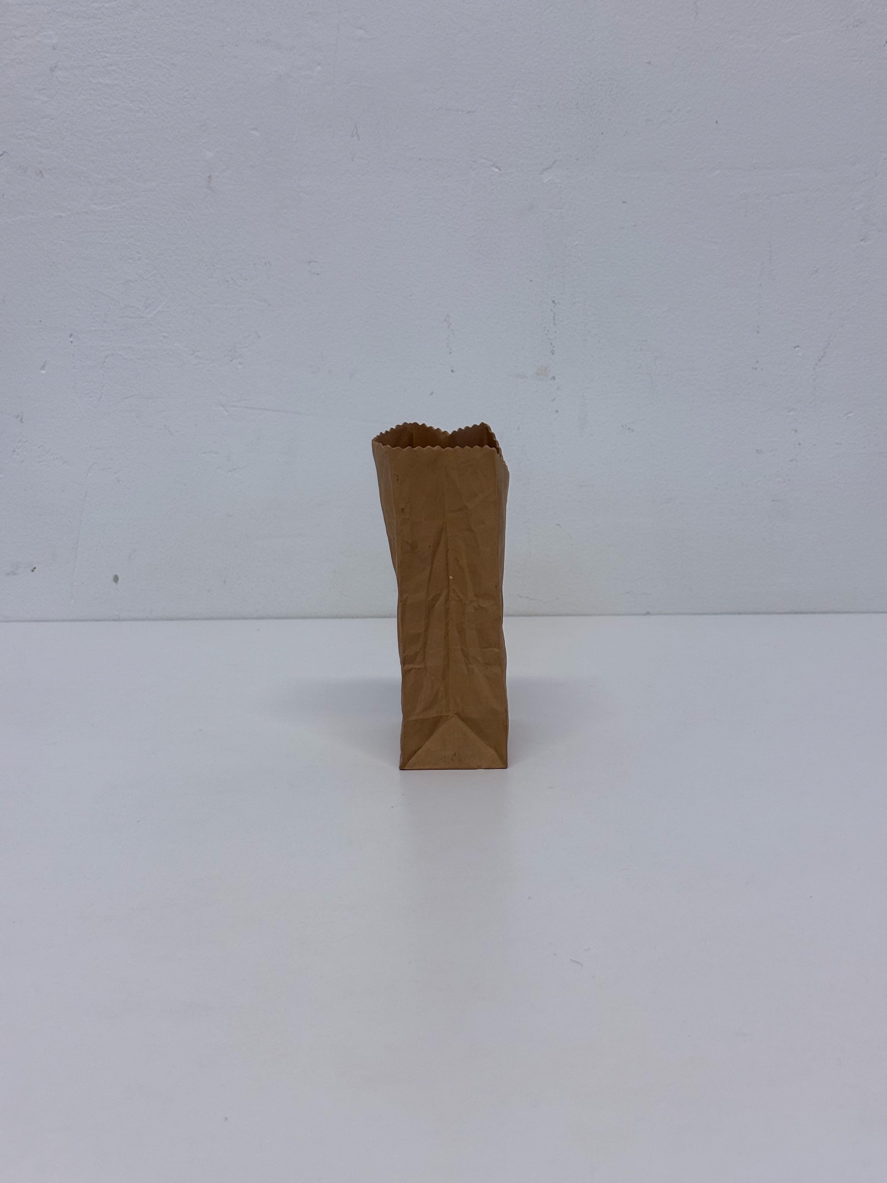 Scultura Pop Art di Michael Harvey in ceramica con sacchetto di carta marrone, anni '70 In condizioni buone in vendita a Miami, FL