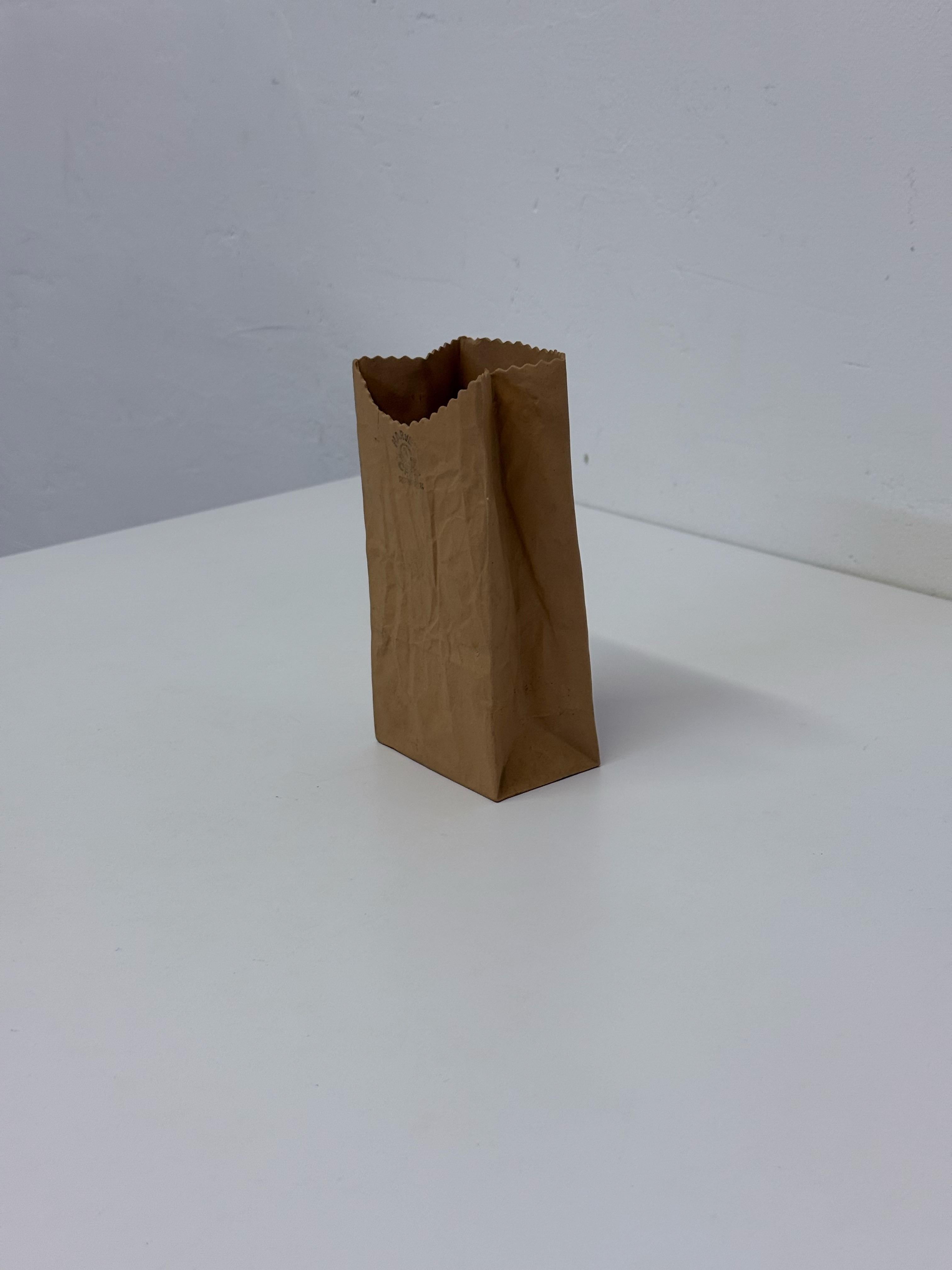 XX secolo Scultura Pop Art di Michael Harvey in ceramica con sacchetto di carta marrone, anni '70 in vendita