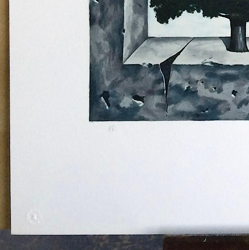 UN PUNTO D'ONORE Litografia disegnata a mano, albero surrealista, cielo blu, arco di cemento in vendita 1