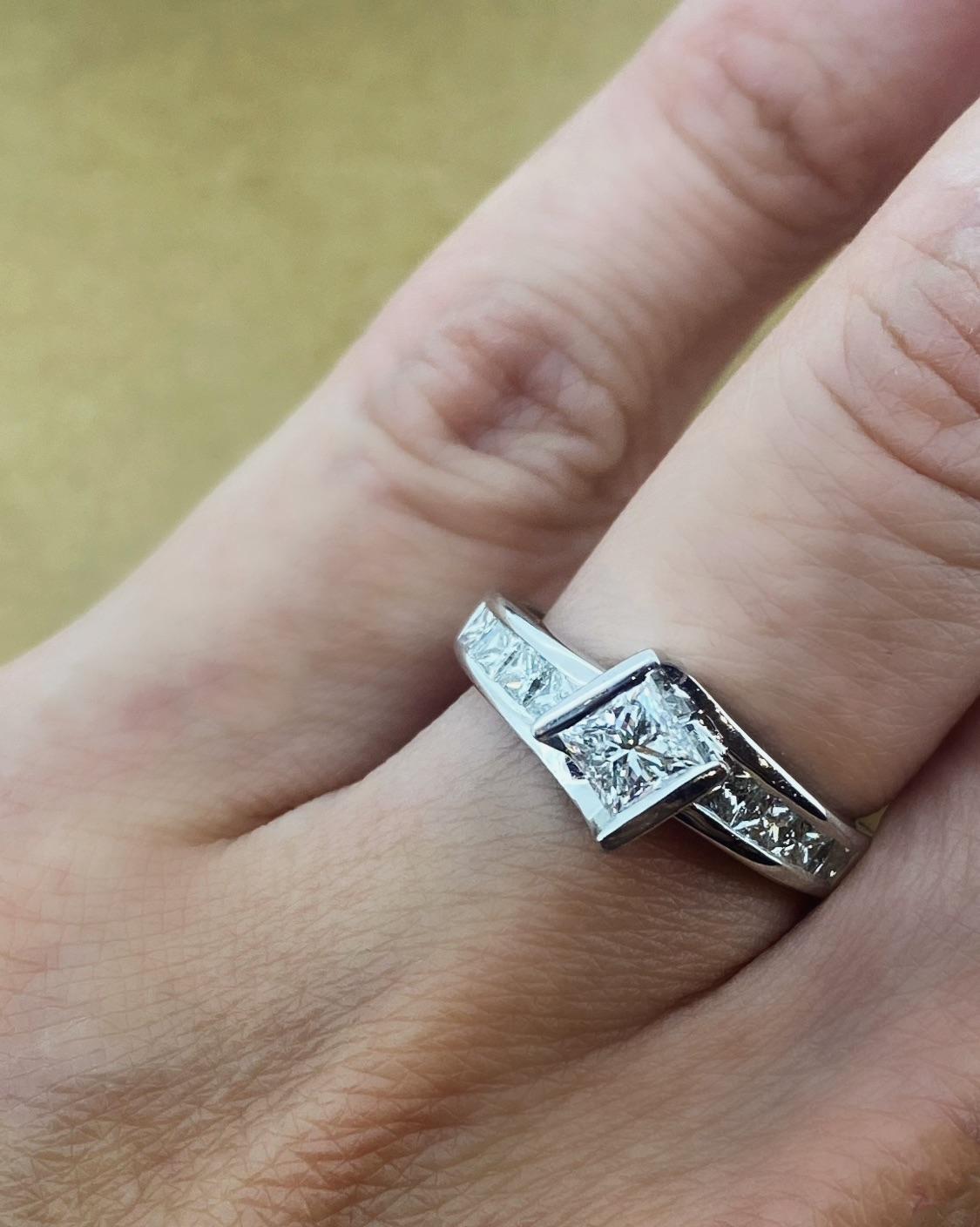 Michael Hill Anillo de diamantes talla princesa en canal de 1,00 ct, oro blanco de 18 quilates Moderno en venta