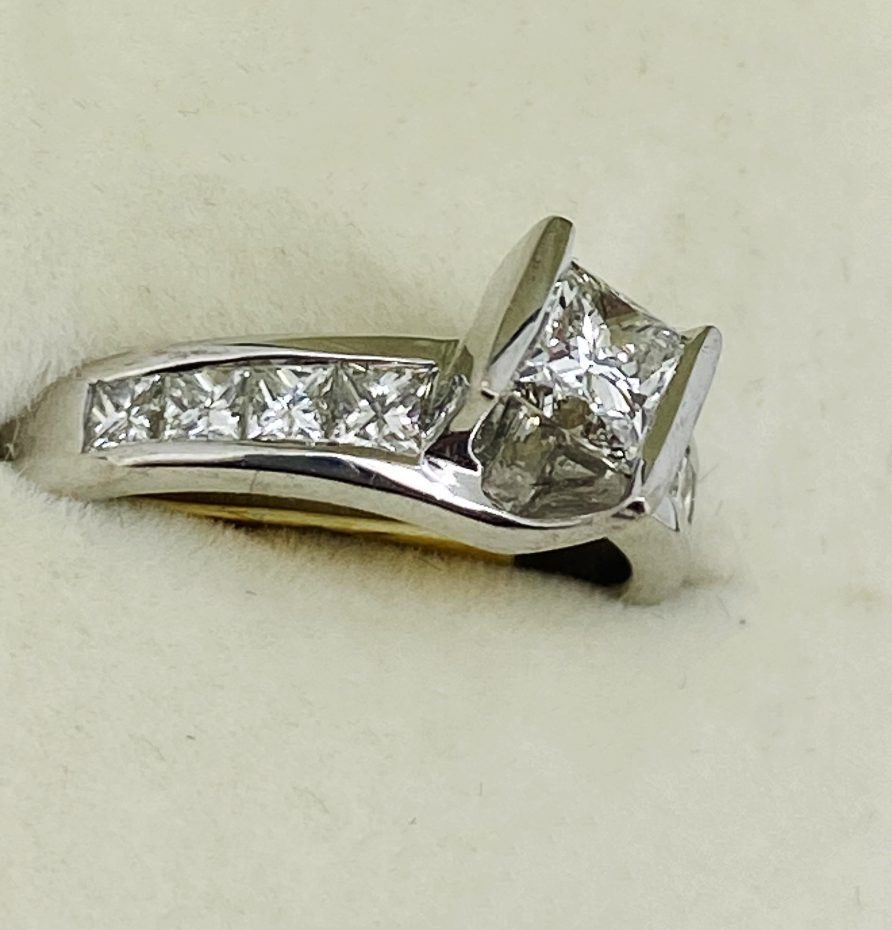 Taglio princess Michael Hill 1,00ct ByPass Channel Set Anello con diamanti taglio principessa, oro bianco 18K in vendita