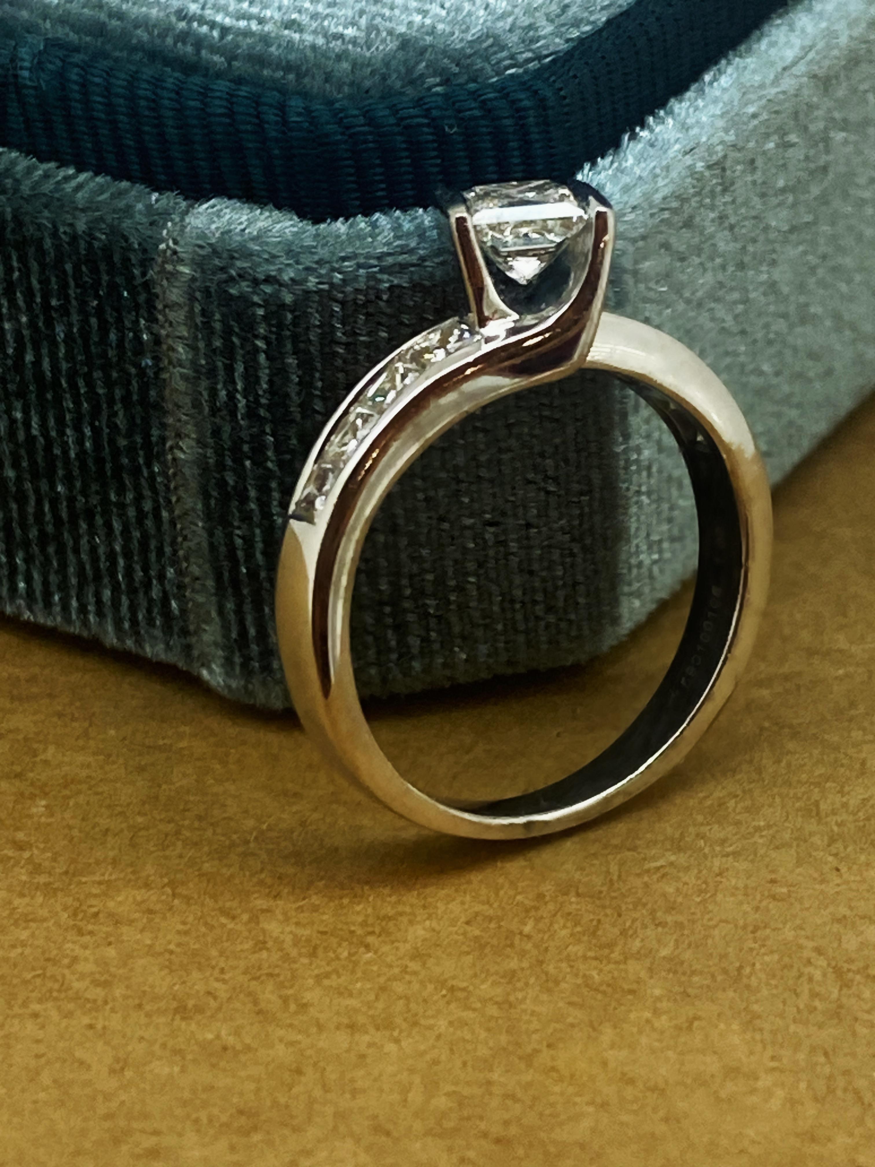 Michael Hill Anillo de diamantes talla princesa en canal de 1,00 ct, oro blanco de 18 quilates en Excelente estado para la venta en MELBOURNE, AU
