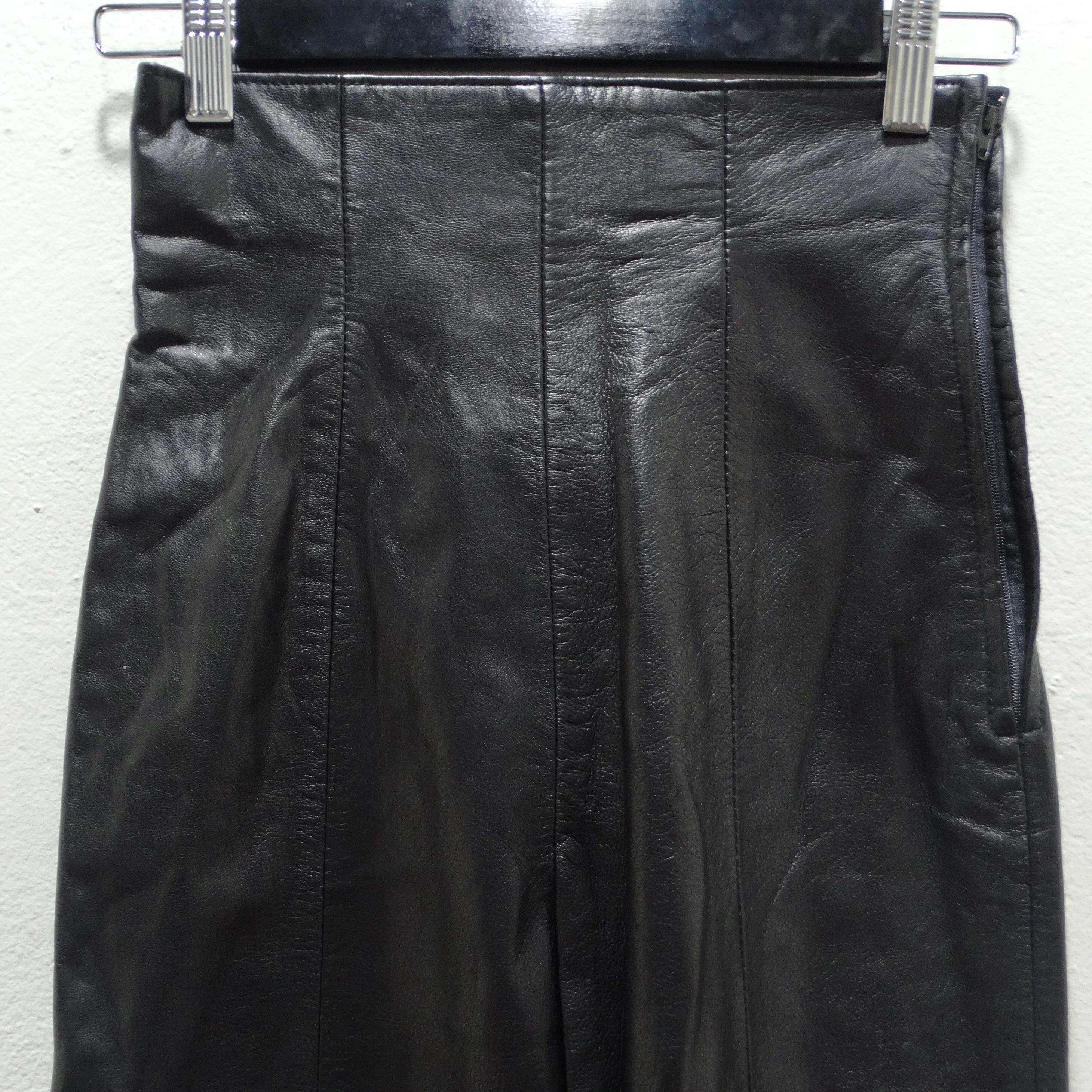 Le pantalon en cuir noir Michael Hoban des années 1980 est une pièce emblématique et polyvalente qui capture l'essence de l'élégance intemporelle avec une touche de sophistication avant-gardiste. Fabriqué avec une attention méticuleuse aux détails,