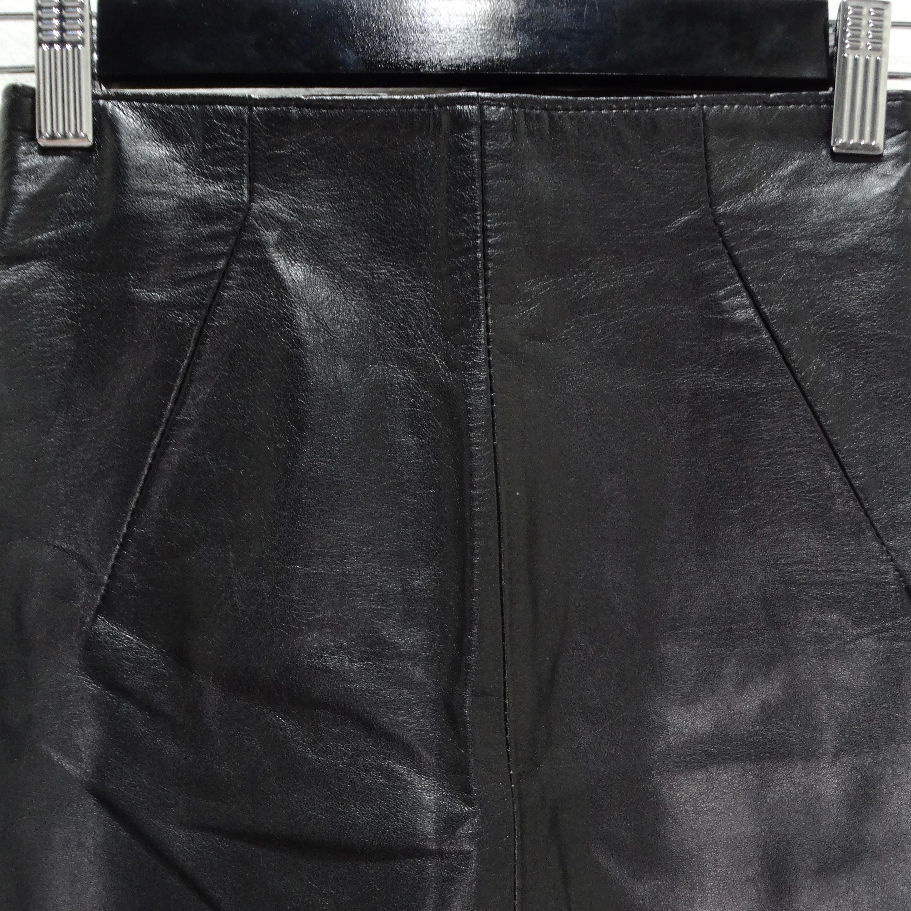 La jupe crayon en cuir noir Michael Hoban des années 1980 témoigne d'une sophistication intemporelle et d'un style polyvalent. Conçue avec une attention méticuleuse aux détails, cette jupe crayon en cuir noir est un essentiel de la garde-robe qui