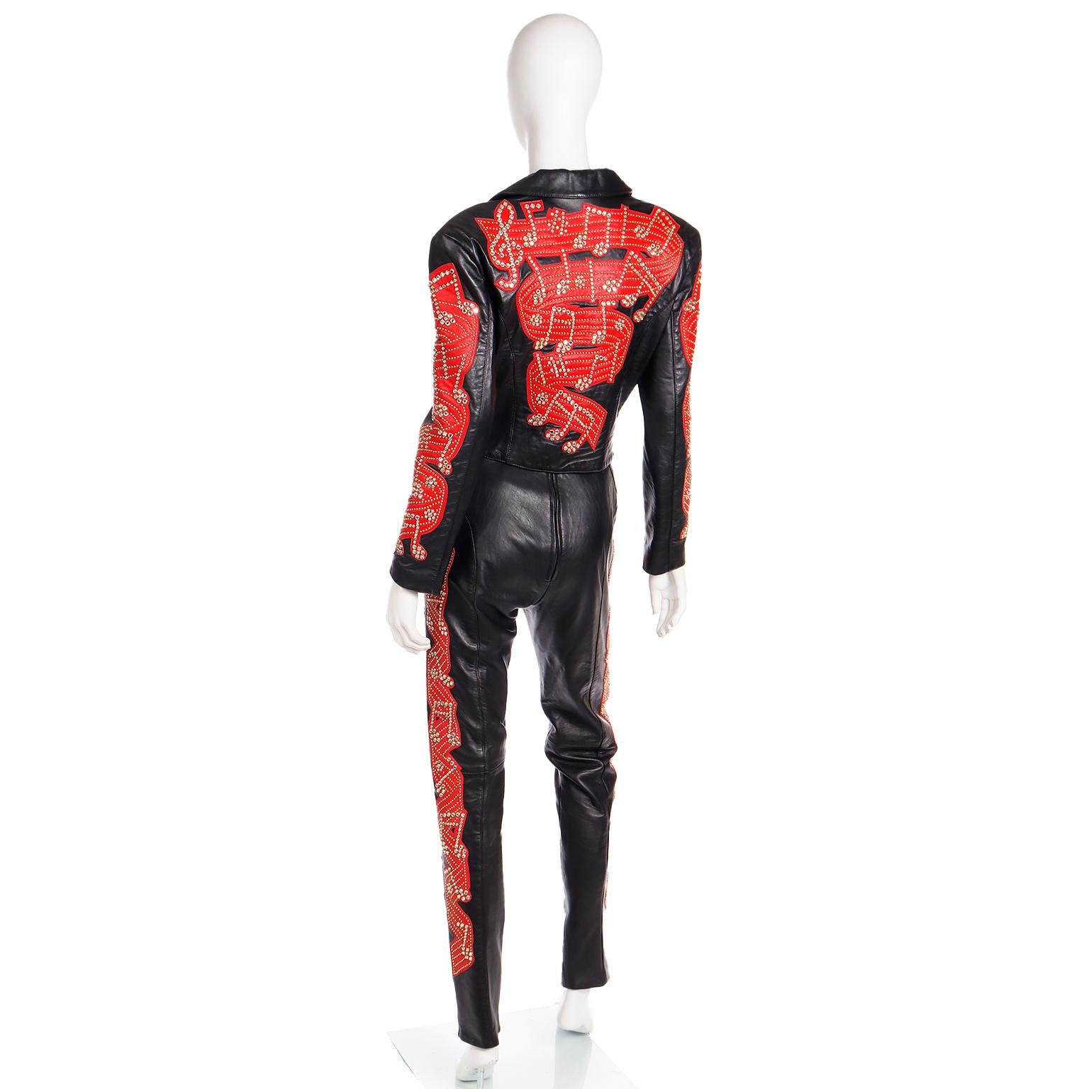 Michael Hoban North Beach - Veste bustier et pantalon en cuir noir et rouge avec notes de musique  en vente 2
