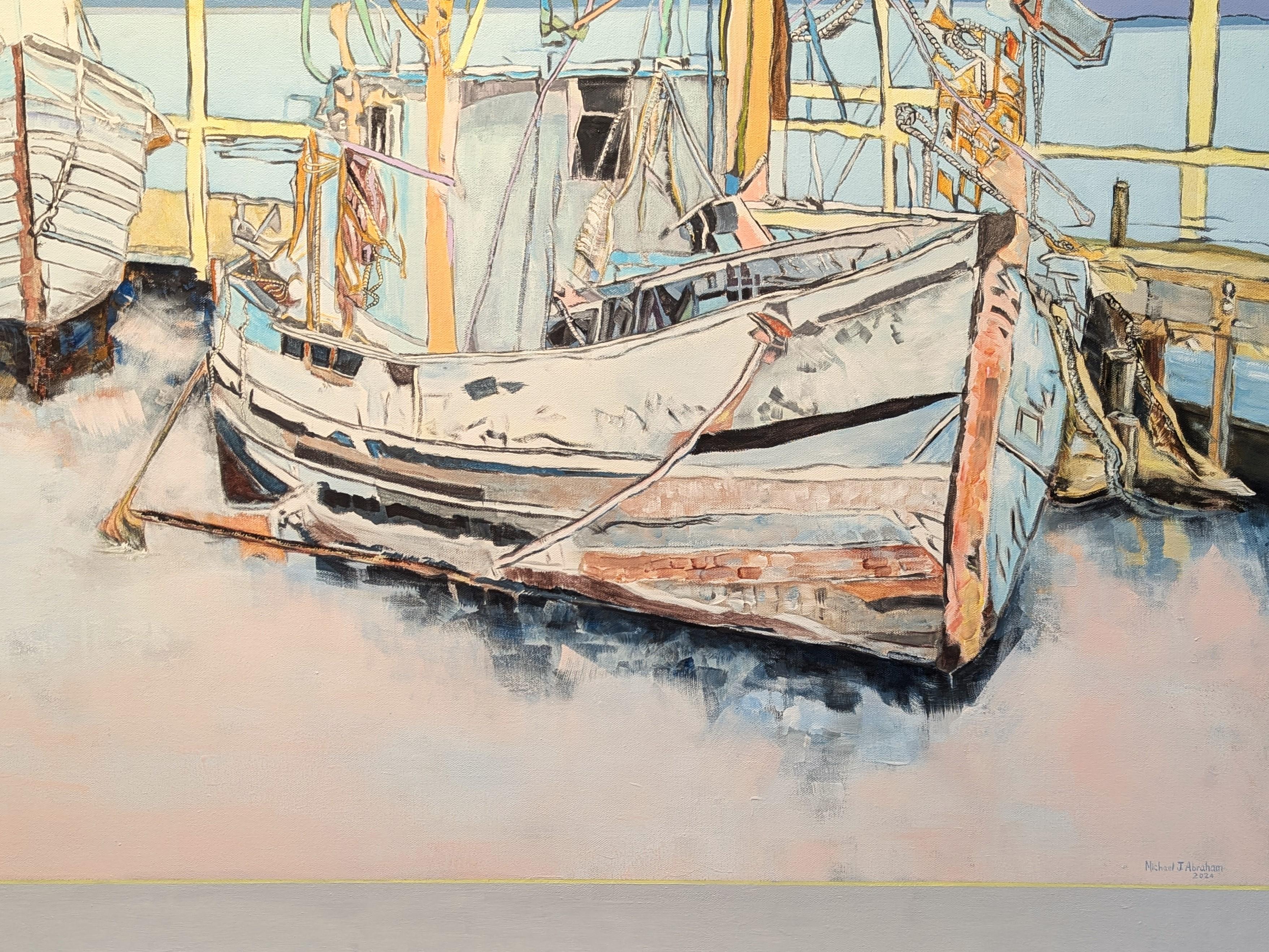 Quadro di paesaggio nautico iperrealista in tonalità pastello contemporaneo con barche di gamberi su un molo, realizzato dall'artista texano Michael J. Abraham. Recentemente è stato presentato in 