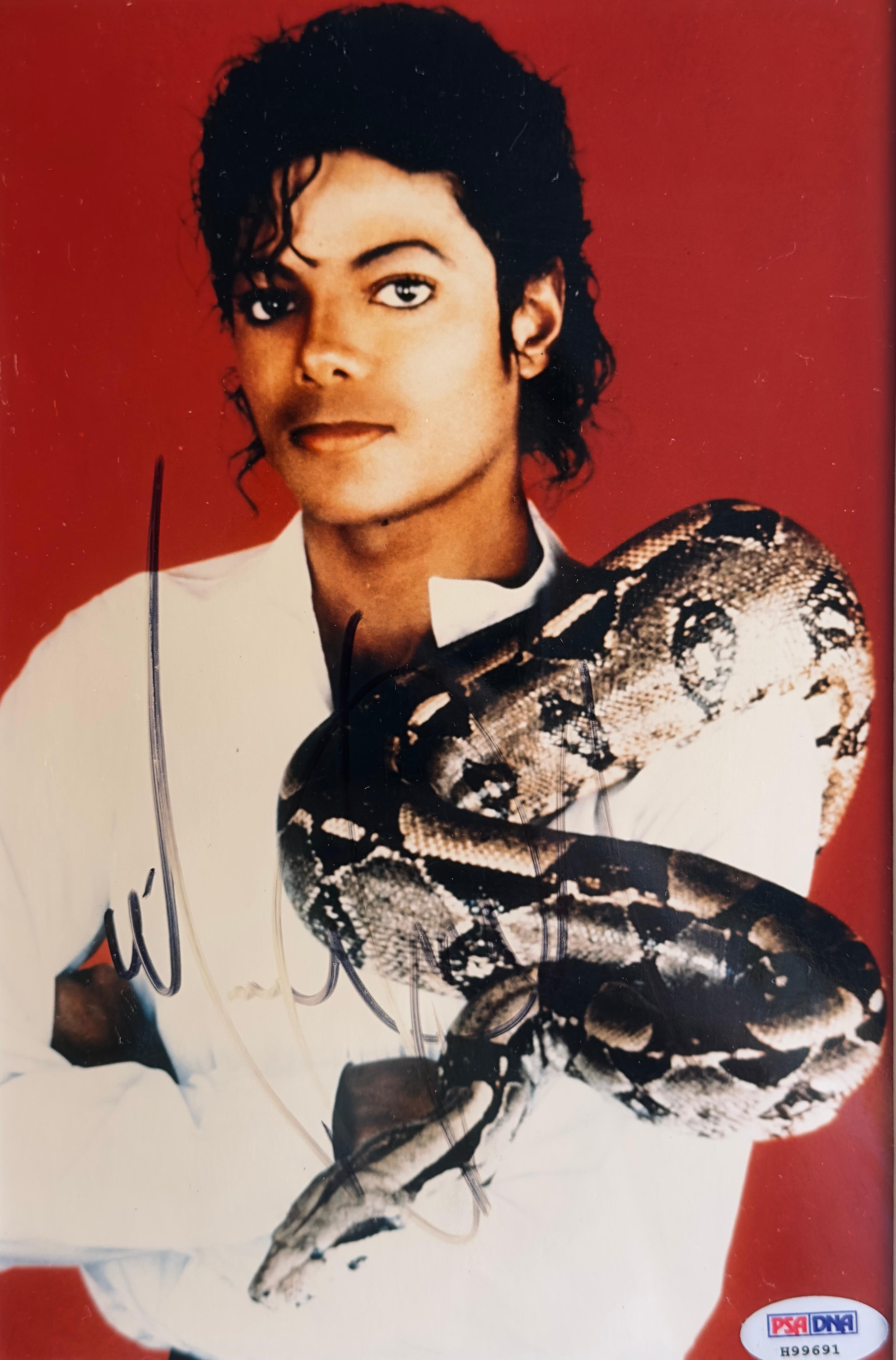 Autographe original de Michael Jackson

certificat : PSA/DNA no H99691 (inclus) 

tableau ca 9.25 x 6.29 pouces (23.5 x 16)
cadre 15,55 x 12 pouces (39,5 x 30,5 cm)