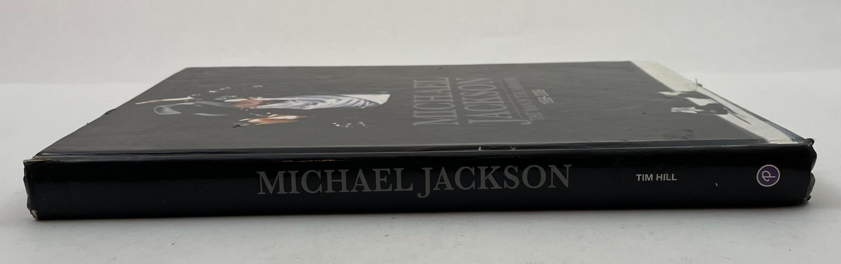 Michael Jackson L'homme dans le miroir 1958-2009 par Tim Hill.
Ce livre richement illustré couvre la carrière d'une légende de la musique pop, depuis l'enfant star dont la voix contagieuse a propulsé les Jackson 5 sous les feux de la rampe, jusqu'à