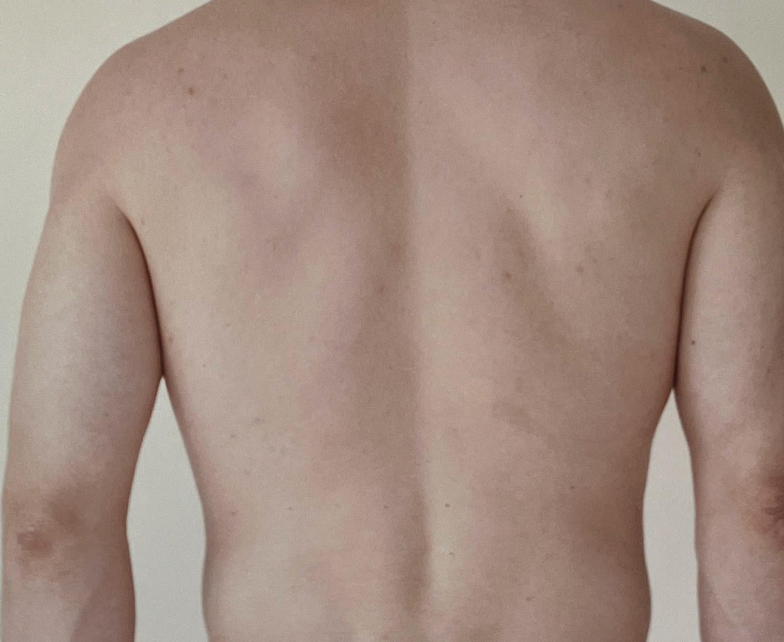 Kouros torna indietro. Fotografia di nudo in edizione limitata - Figurative Photograph Beige di Michael James O’Brien