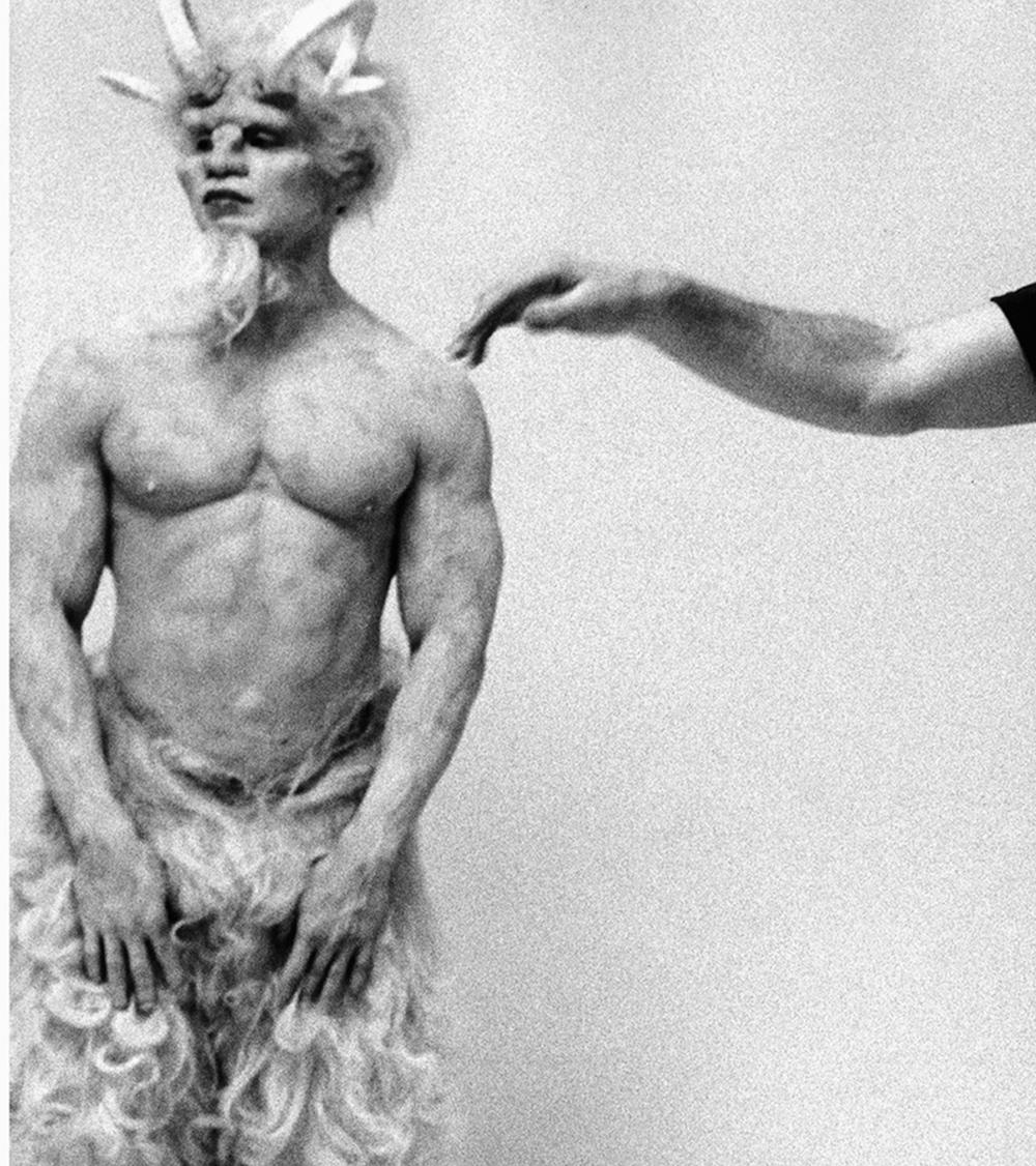 Matthew Barney bei den Proben zu Drawing Restraint 7, NYC. Diptychon. Schwarzweiß-Fotografie. – Photograph von Michael James O’Brien