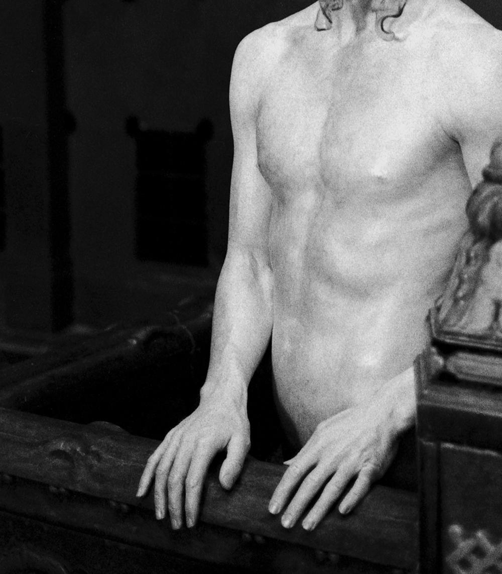 Matthew Barney, Cremaster 5, Badehaus Gellert, Budapest. Schwarzweiß-Fotografie. (Zeitgenössisch), Photograph, von Michael James O’Brien