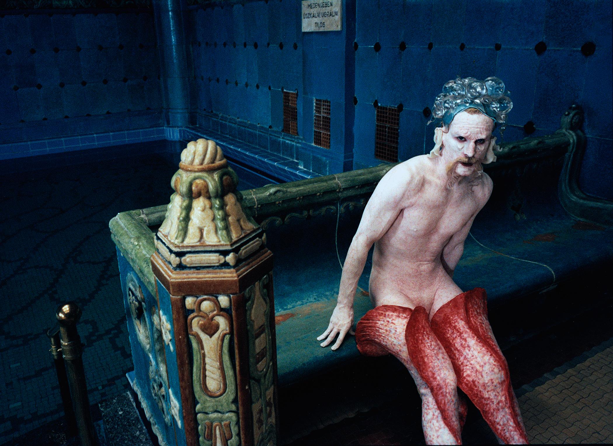 Michael James O’Brien Figurative Photograph – Matthew Barney, Cremaster 5, Farbfotografie in limitierter Auflage.