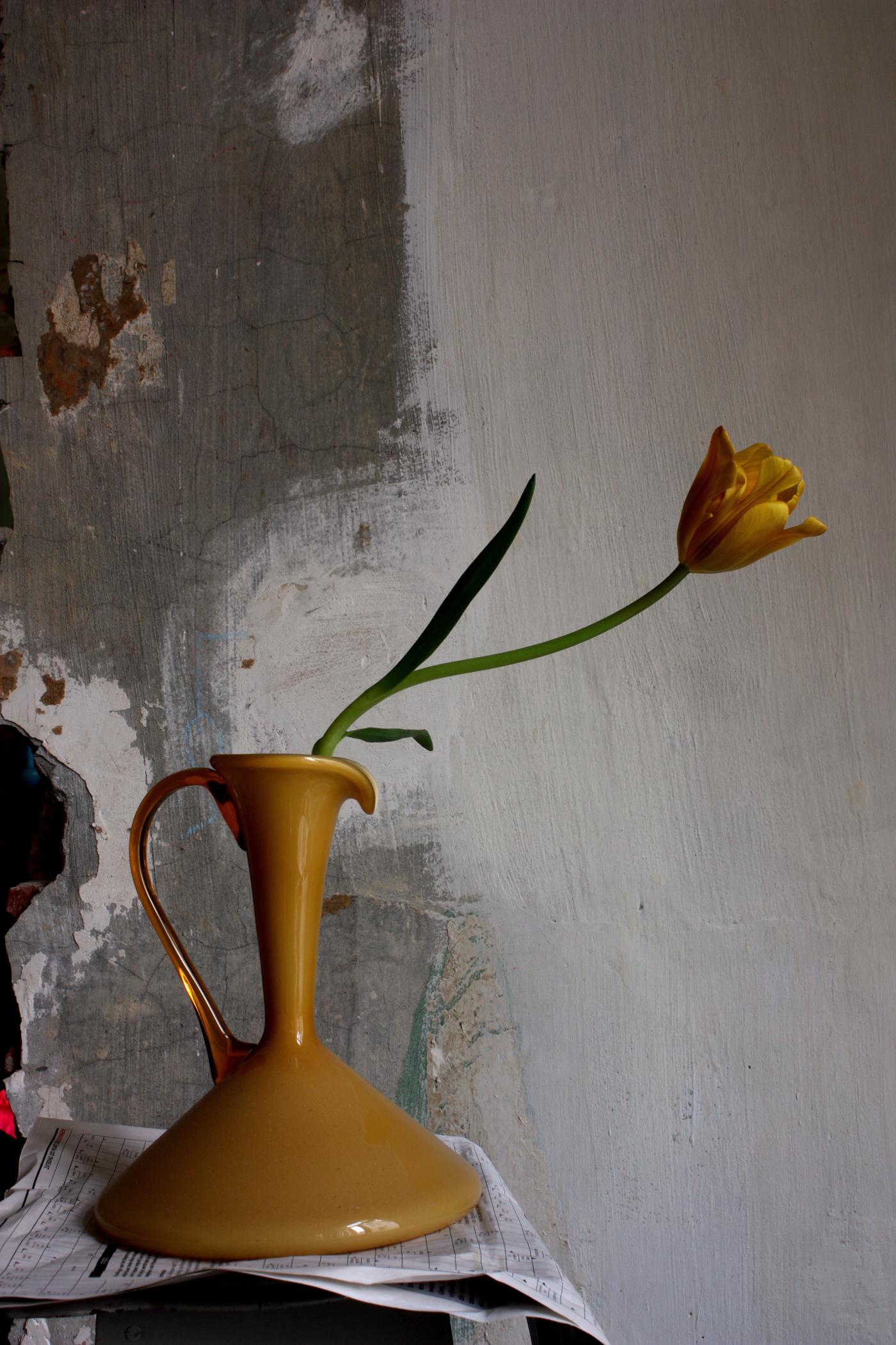 Still-Life Photograph di Michael James O’Brien - Natura morta con tulipano giallo e vaso di opalina gialla, Anversa. Fotografia