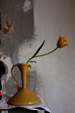 Stillleben mit einer gelben Tulpe und einer gelben Opalinavase, Antwerpen. Fotografieren Sie