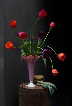 Stillleben mit Tulpen, Gartenhandschuhen und geriffelter Opalina-Vase, Antwerpen, Foto