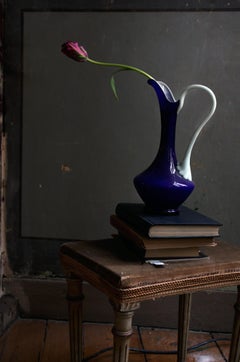 Stillleben mit Büchern und einer dunkelblauen Opalina-Vase, Antwerpen. Farbfotografie