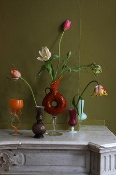 Nature morte avec tulipes et 5 vases en opalina, Anvers. Photographie couleur