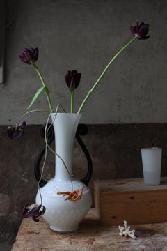 Stillleben mit Tulpen und einem blassblauen  Opalina-Vase, Antwerpen. Farbfotografie