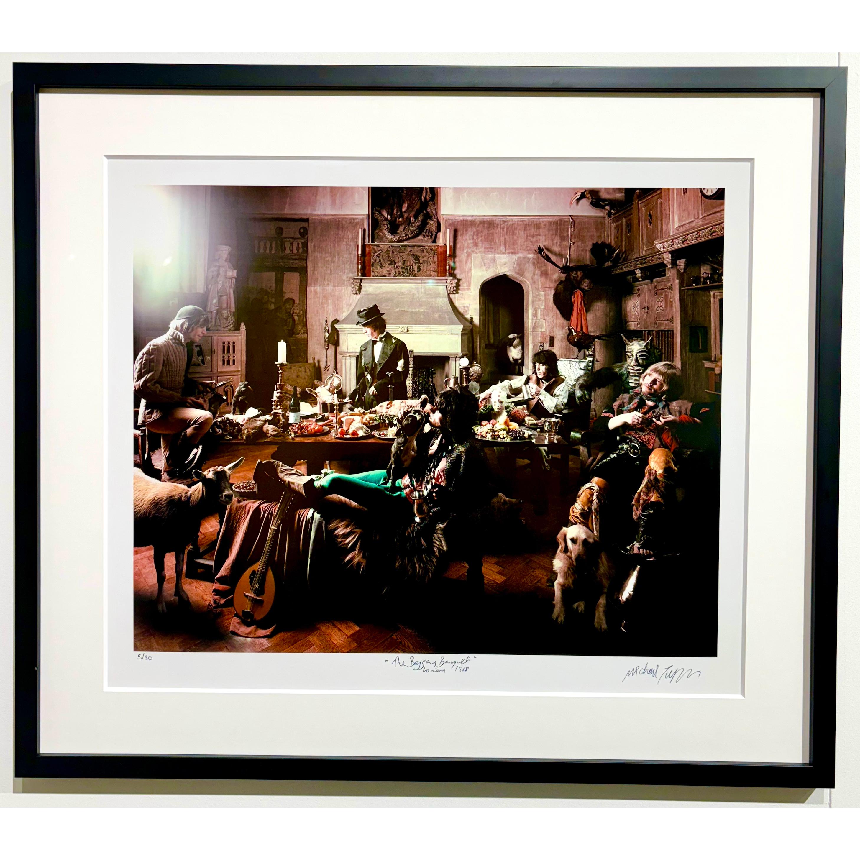 The Rolling Stones "Mick Feeding Goat" - Ausschnitt aus dem berühmten Fotoshooting der Rolling Stones für ihr Album Beggars Banquet im Herrenhaus Sarum Chase, Hampstead, London, 1968, signiert in limitierter Auflage von Michael Joseph. Mit Mick