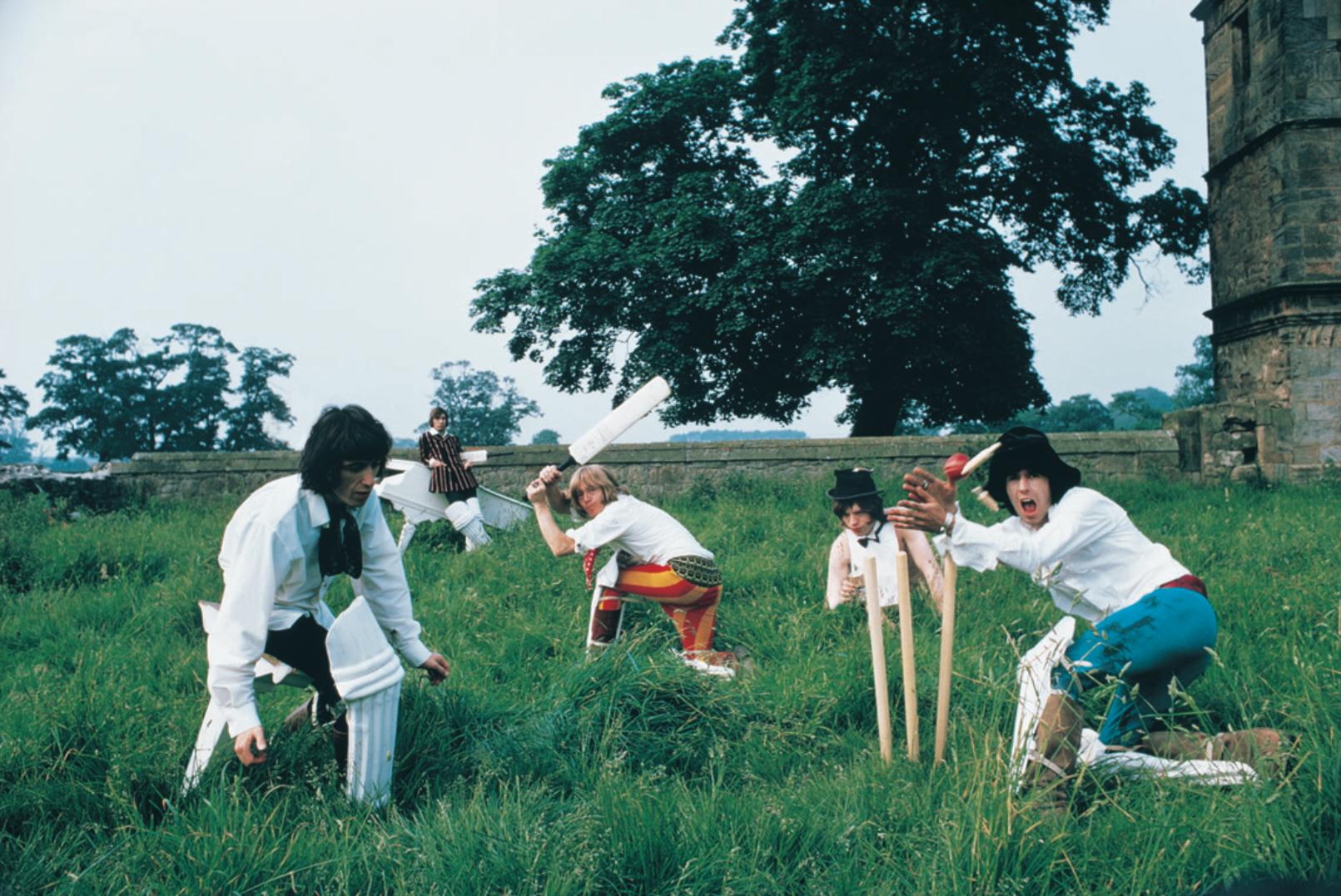 "The Rolling Stones Playing Cricket 1968" 20" x 24" in Ed 3/25 by Michael Joseph

Moyen : A.C.C.
Livré dans un cadre noir


Le groupe de rock britannique The Rolling Stones est photographié en train de jouer au cricket au Swarkestone Pavilion dans