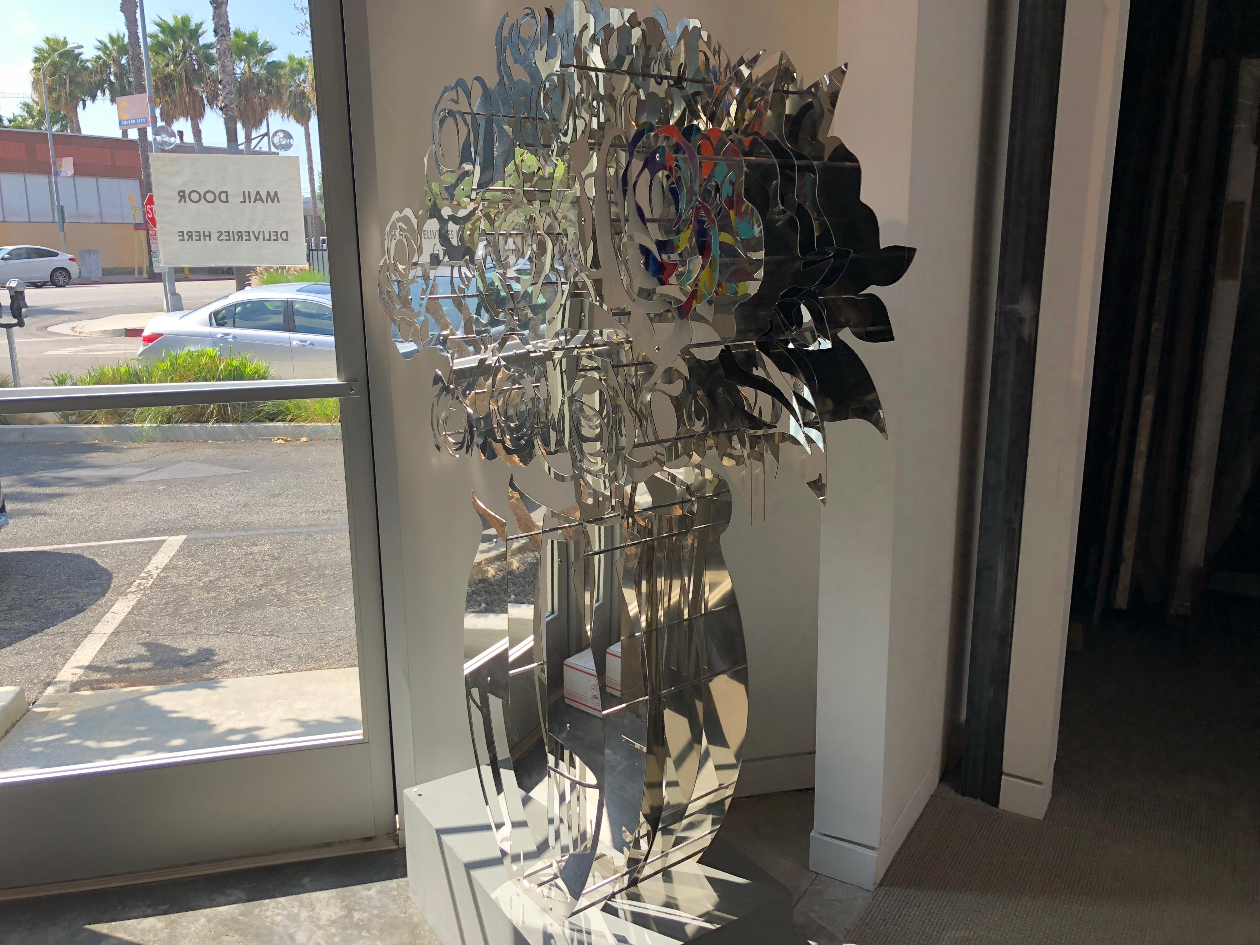 Vase mit Rosen – verspiegelt, Edelstahl 60 (Zeitgenössisch), Sculpture, von Michael Kalish