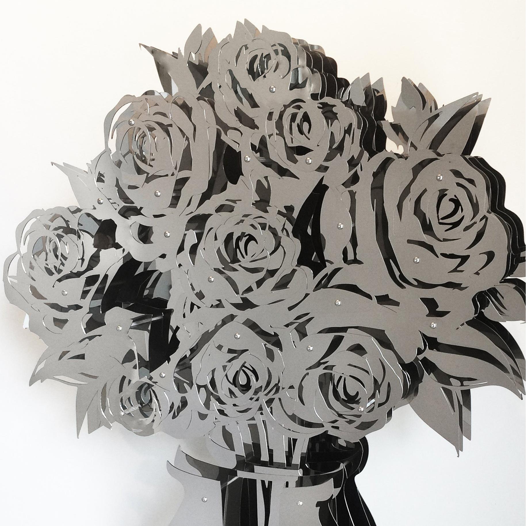 Vase mit Rosen – verspiegelt, Edelstahl 60 (Grau), Abstract Sculpture, von Michael Kalish