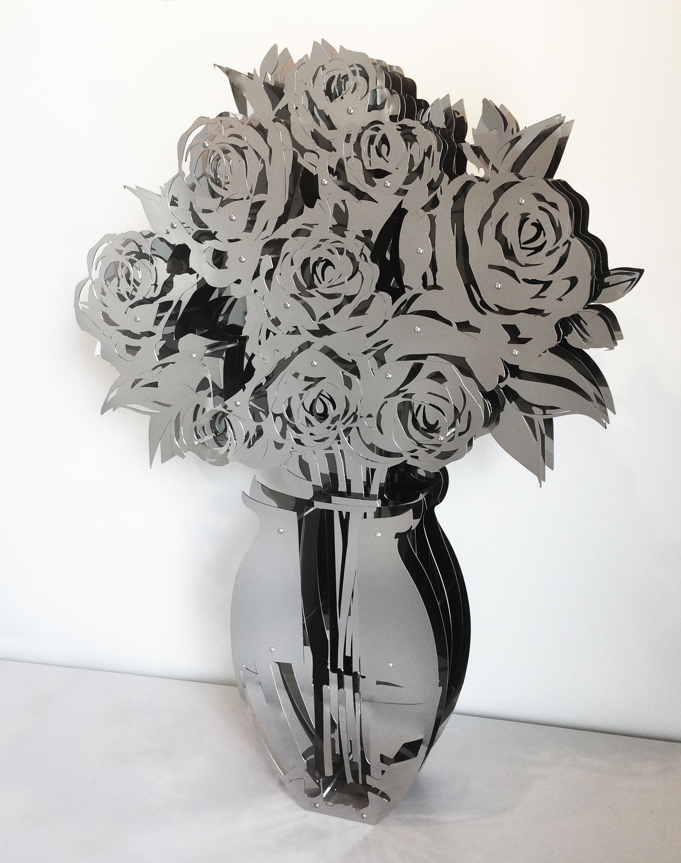 Michael Kalish Abstract Sculpture – Vase mit Rosen – verspiegelt, Edelstahl 60