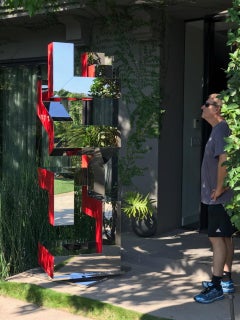 vertikal – rot und verchromt, Kunst, Liebe zu finden