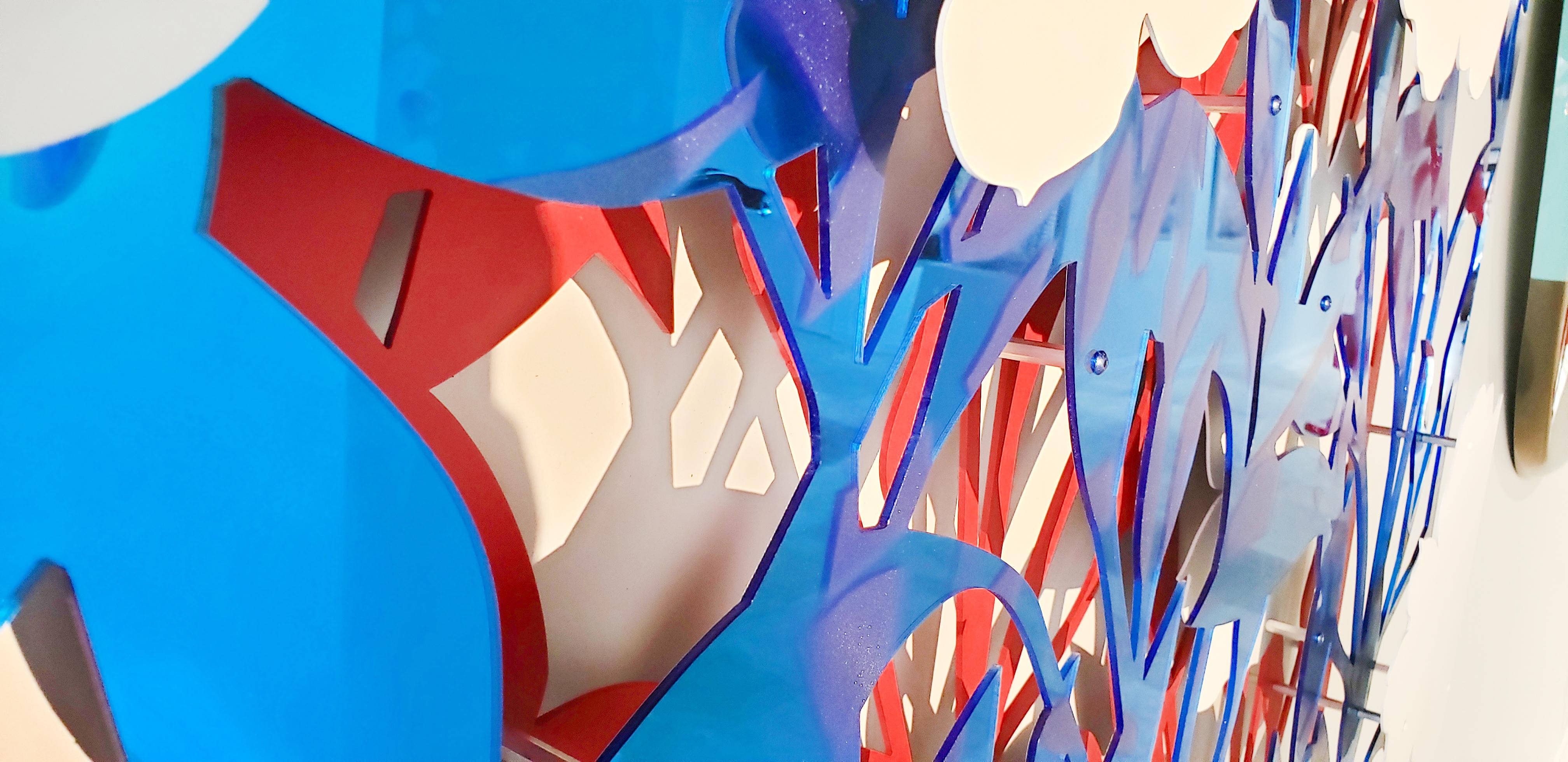 Miroir à fleurs abstrait bleu sur rouge - Gris Abstract Sculpture par Michael Kalish