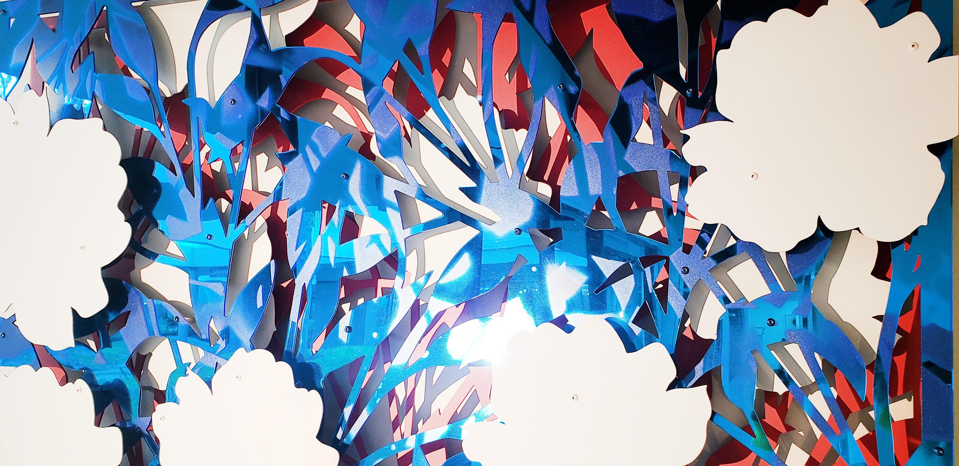 Miroir à fleurs abstrait bleu sur rouge - Abstrait Sculpture par Michael Kalish