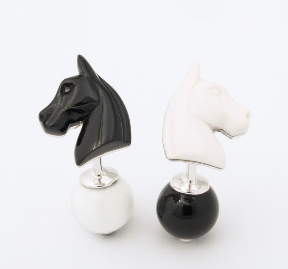 Contemporain Michael Kanners Boutons de manchette chevaux noirs et blancs en vente