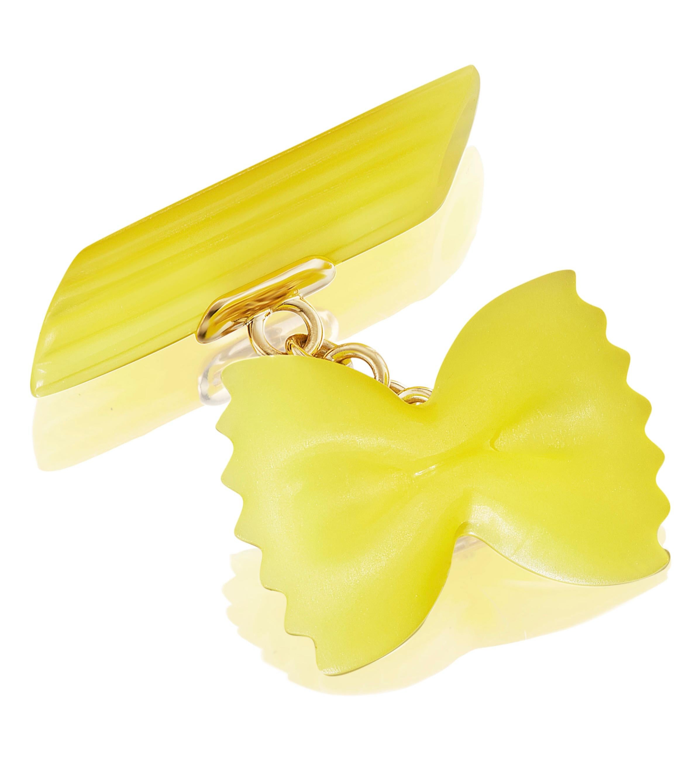 Ces fantastiques boutons de manchette sont en fait sculptés dans de l'agate jaune, mais ils ressemblent à s'y méprendre à de vrais objets !  Le recto est composé de 