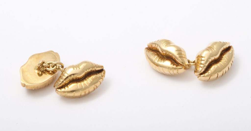 Réalisées de manière experte, ces lèvres laissent apparaître les moindres détails.  Ils sont fabriqués en or 18 carats, ce qui en fait un bijou aussi sérieux qu'amusant. Les boutons de manchette à double face sont pour les vrais