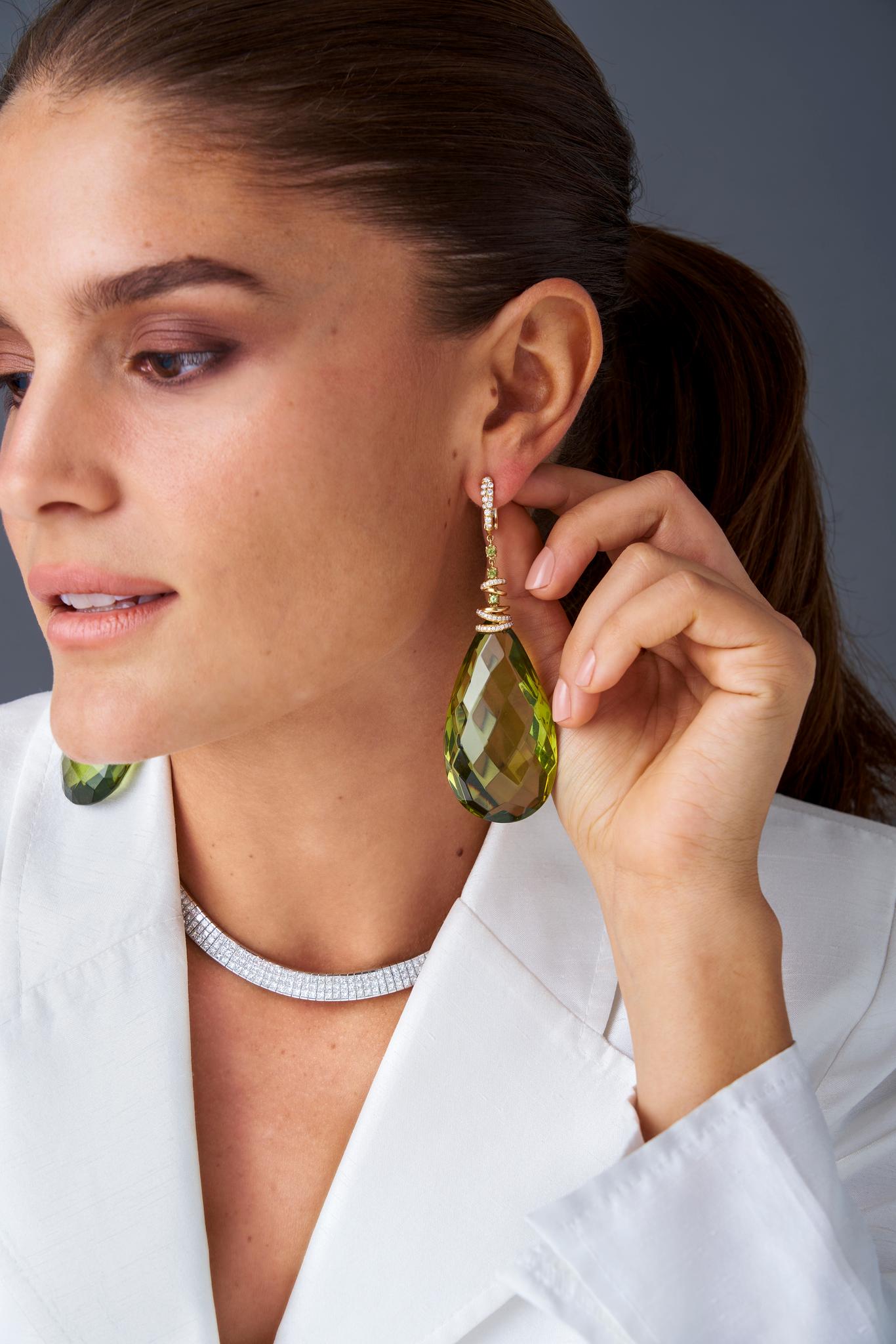 Moderne Clips d'oreilles en goutte en or avec péridot vert ambré et diamants de Michael Kanners en vente