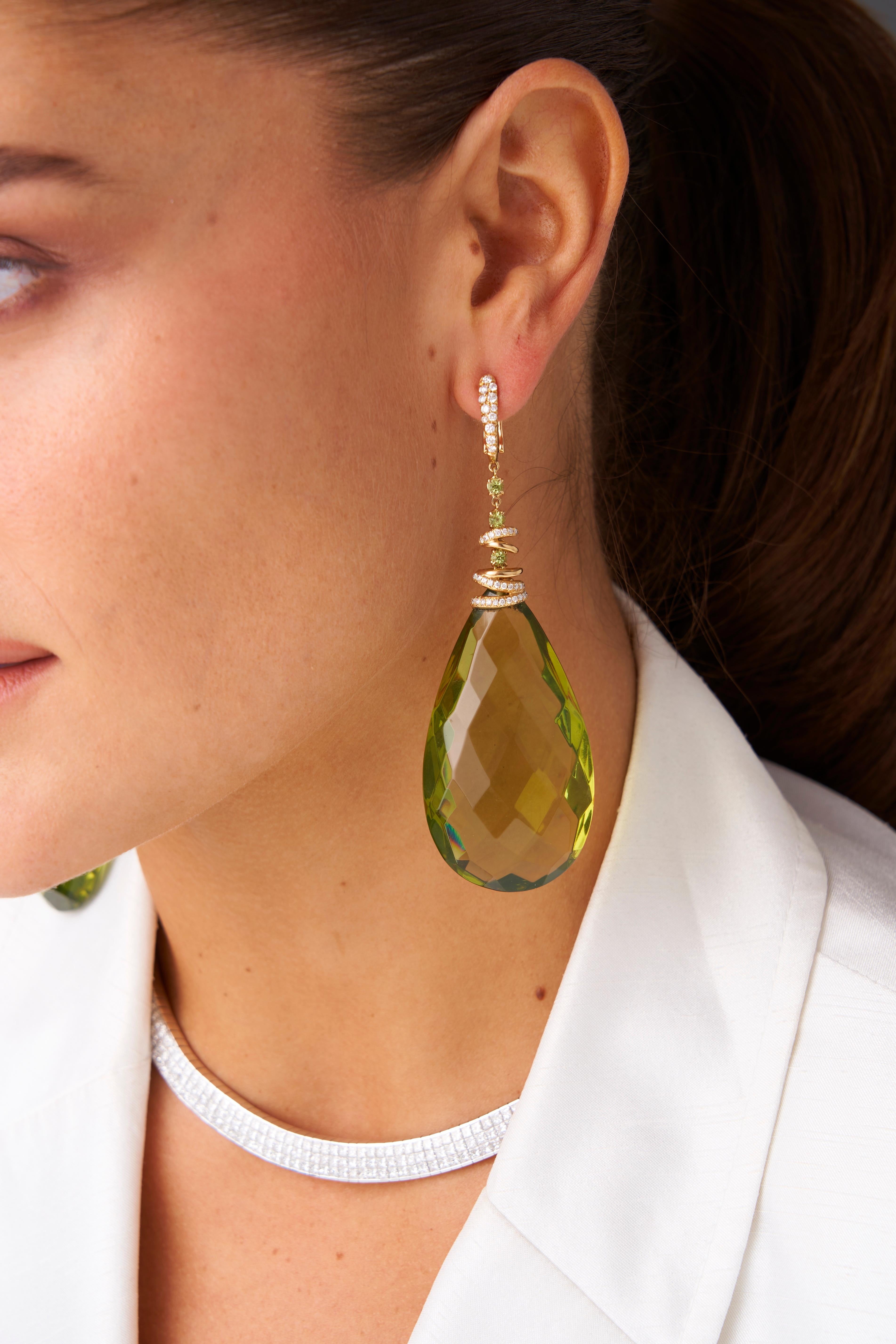 Taille mixte Clips d'oreilles en goutte en or avec péridot vert ambré et diamants de Michael Kanners en vente